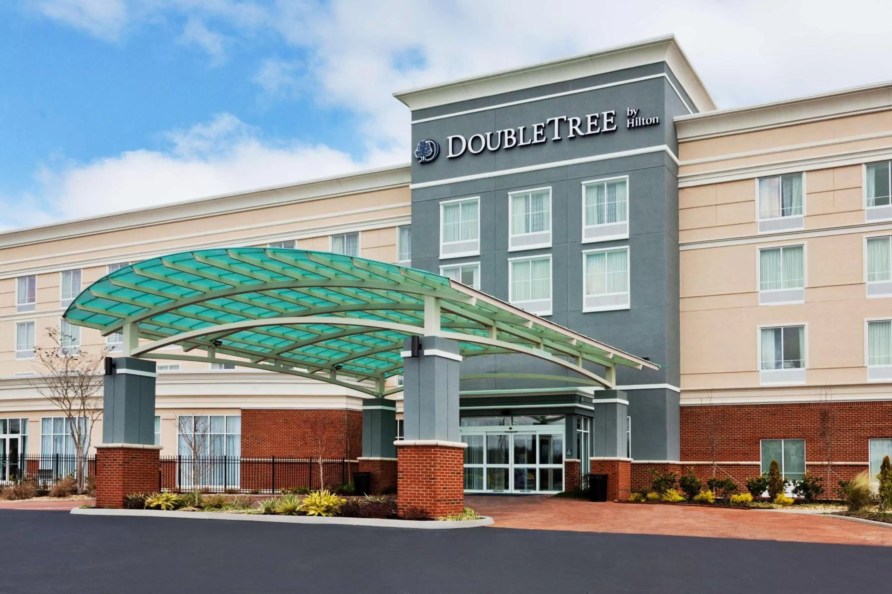 Property building in Doubletree By Hilton Dothan, Al