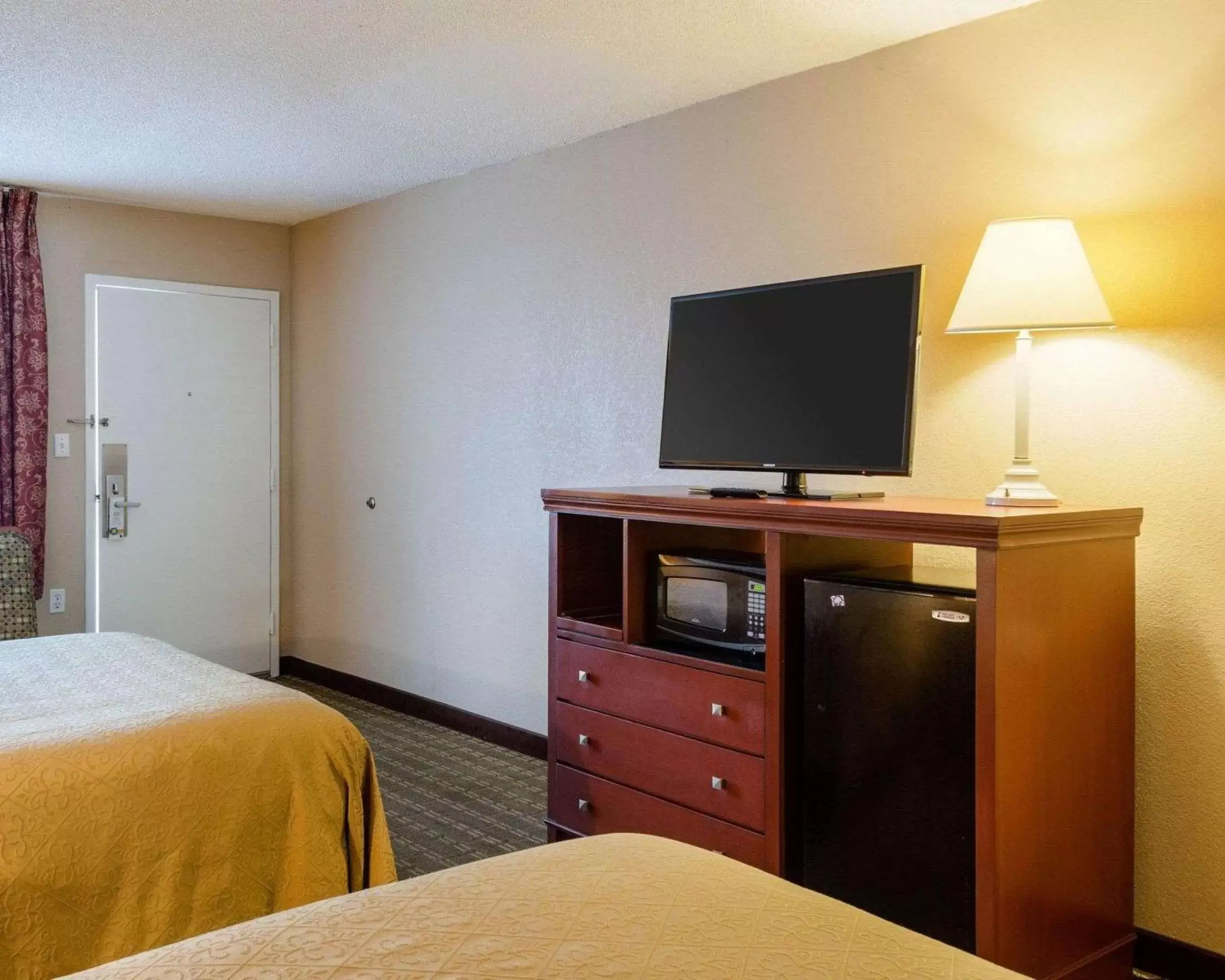 Photo of the whole room, TV/Entertainment Center in Quality Inn Louisville