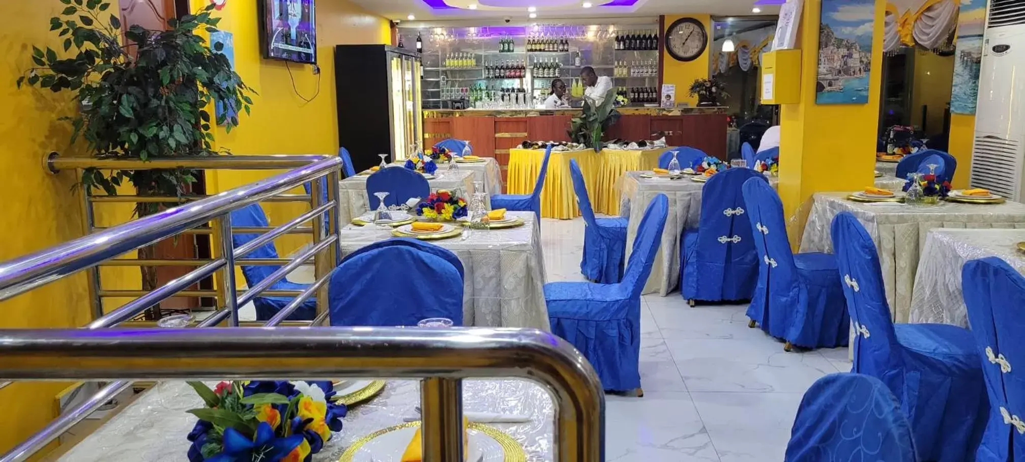 Restaurant/places to eat in Marriot Metropolitan Hotel Restaurant/places to eat in Marriot Metropolitan Hotel