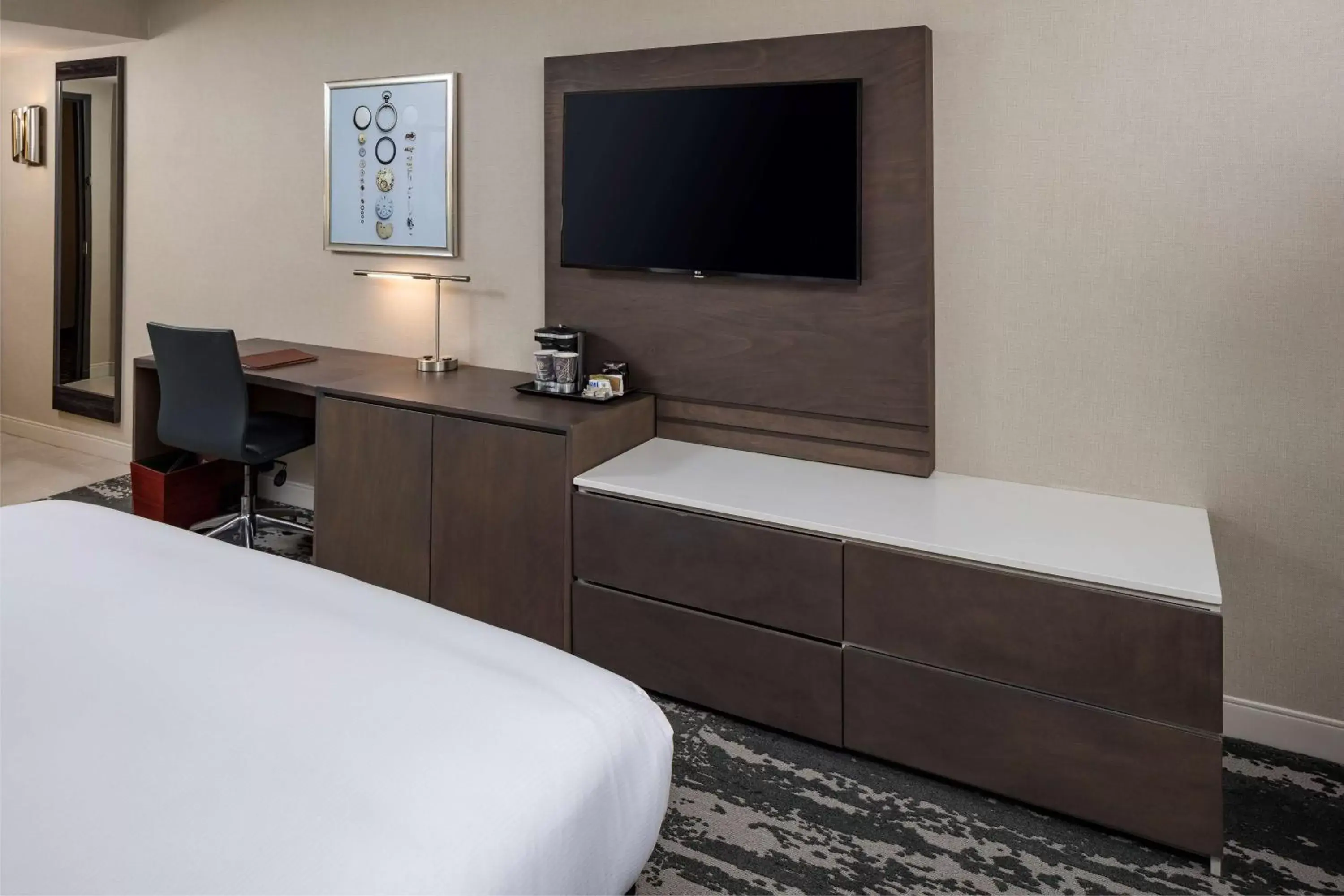 Bedroom, TV/Entertainment Center in DoubleTree by Hilton Boston Logan Airport Chelsea