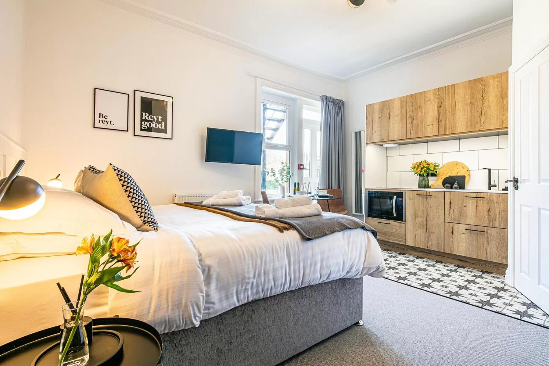 Kitchen or kitchenette, Bed in The Belmont - Harrogate Stays