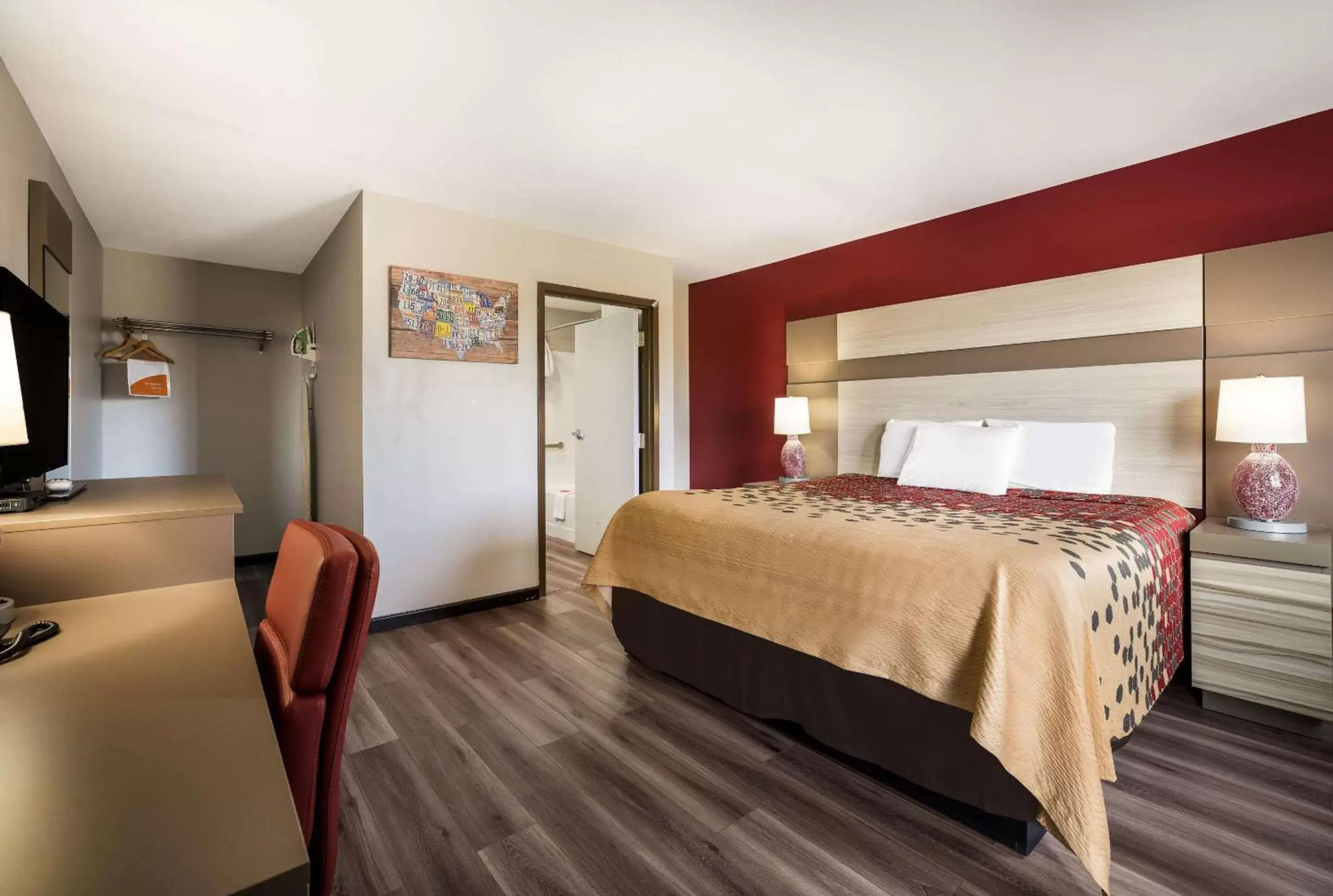 Bedroom, Bed in Econo Lodge Inn & Suites Canandaigua