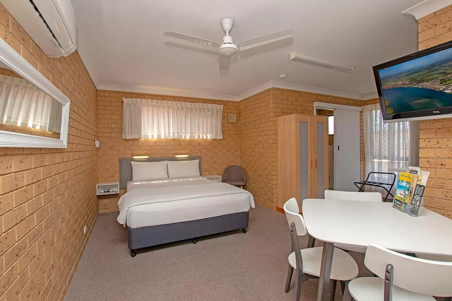 Bed in Coast Inn Motel Bed in Coast Inn Motel