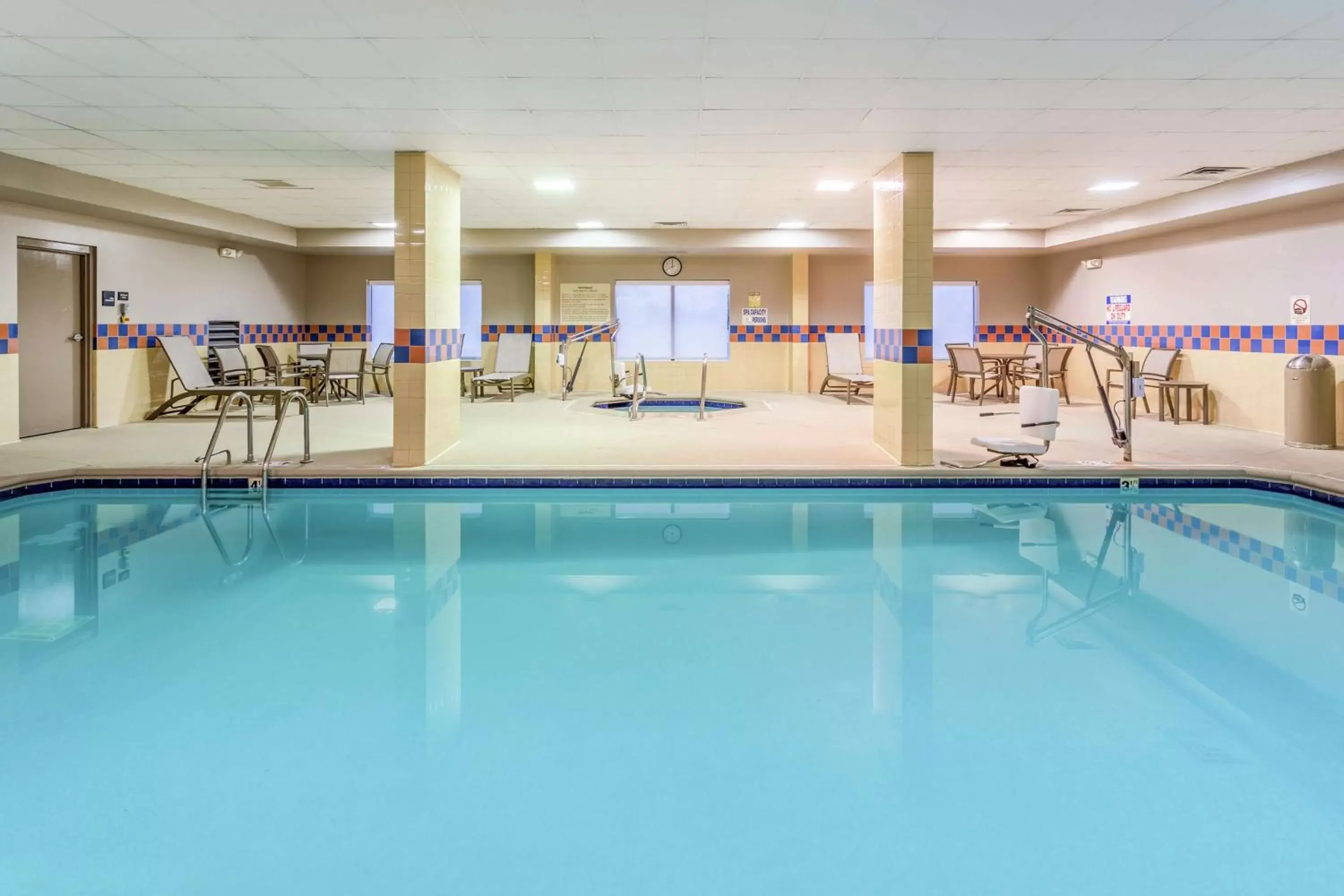 Pool view, Swimming Pool in Hampton Inn & Suites Chicago - Libertyville