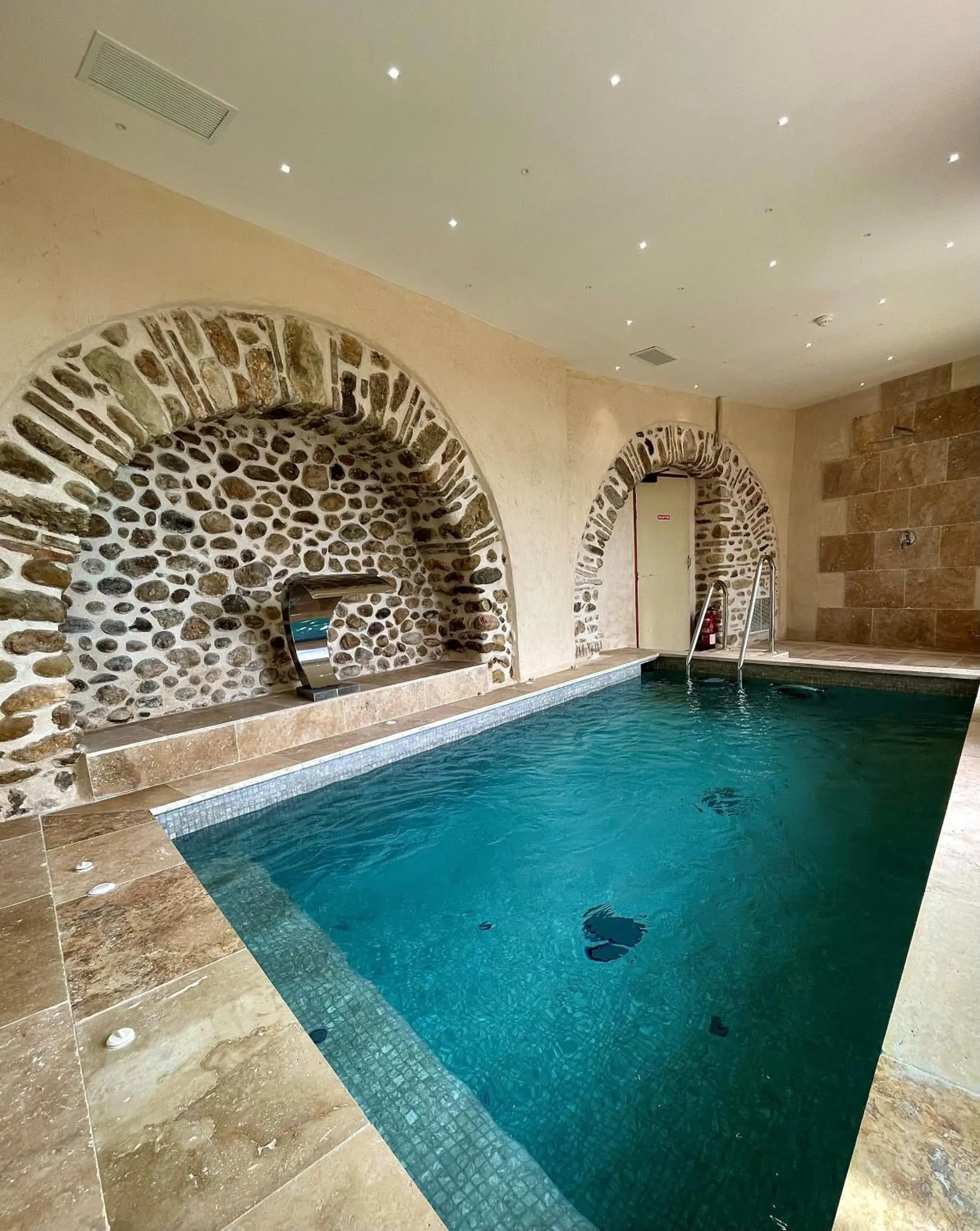 Hot Tub, Swimming Pool in Château Le Cagnard