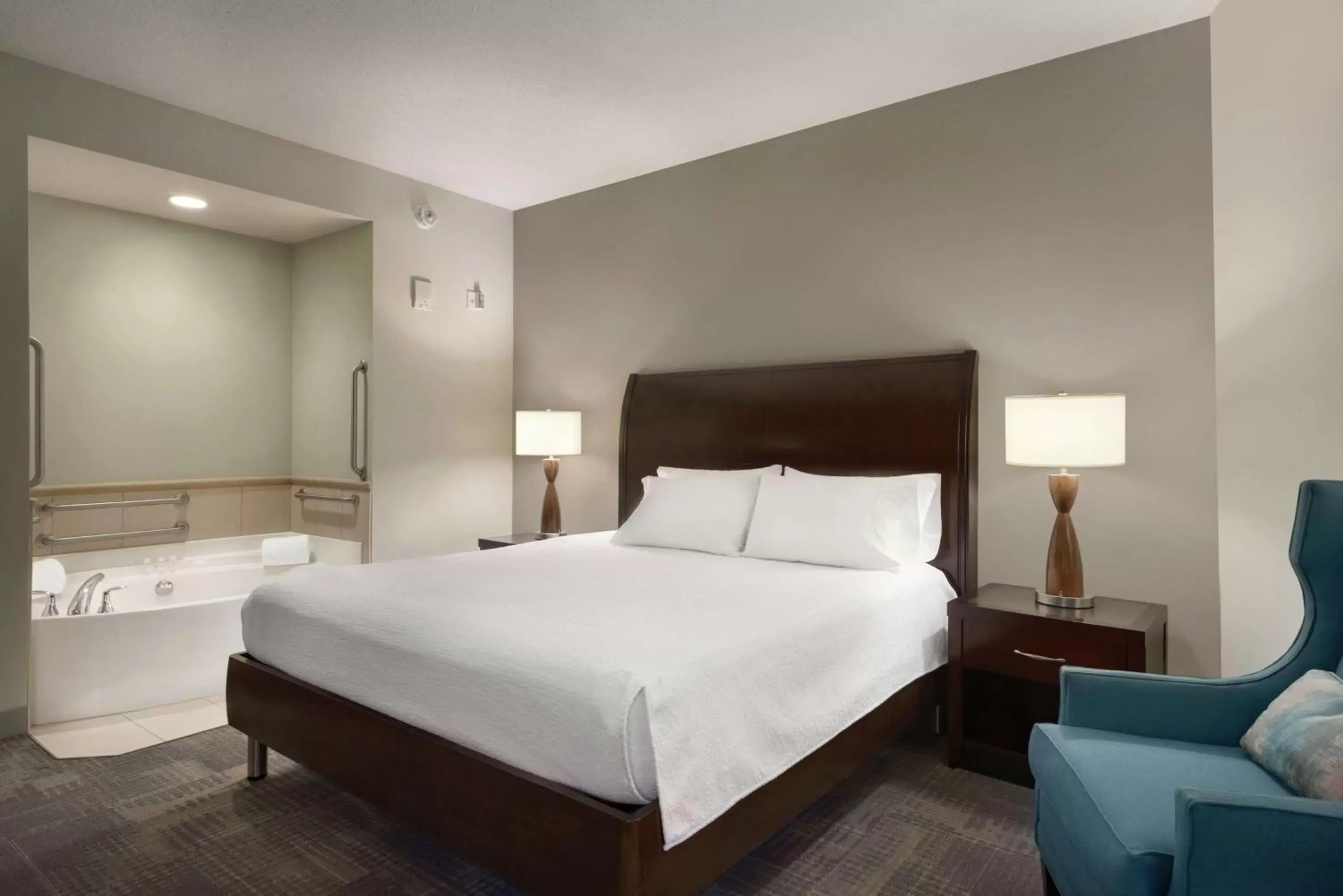 Bathroom, Bed in Hilton Garden Inn Minneapolis Downtown Bathroom, Bed in Hilton Garden Inn Minneapolis Downtown
