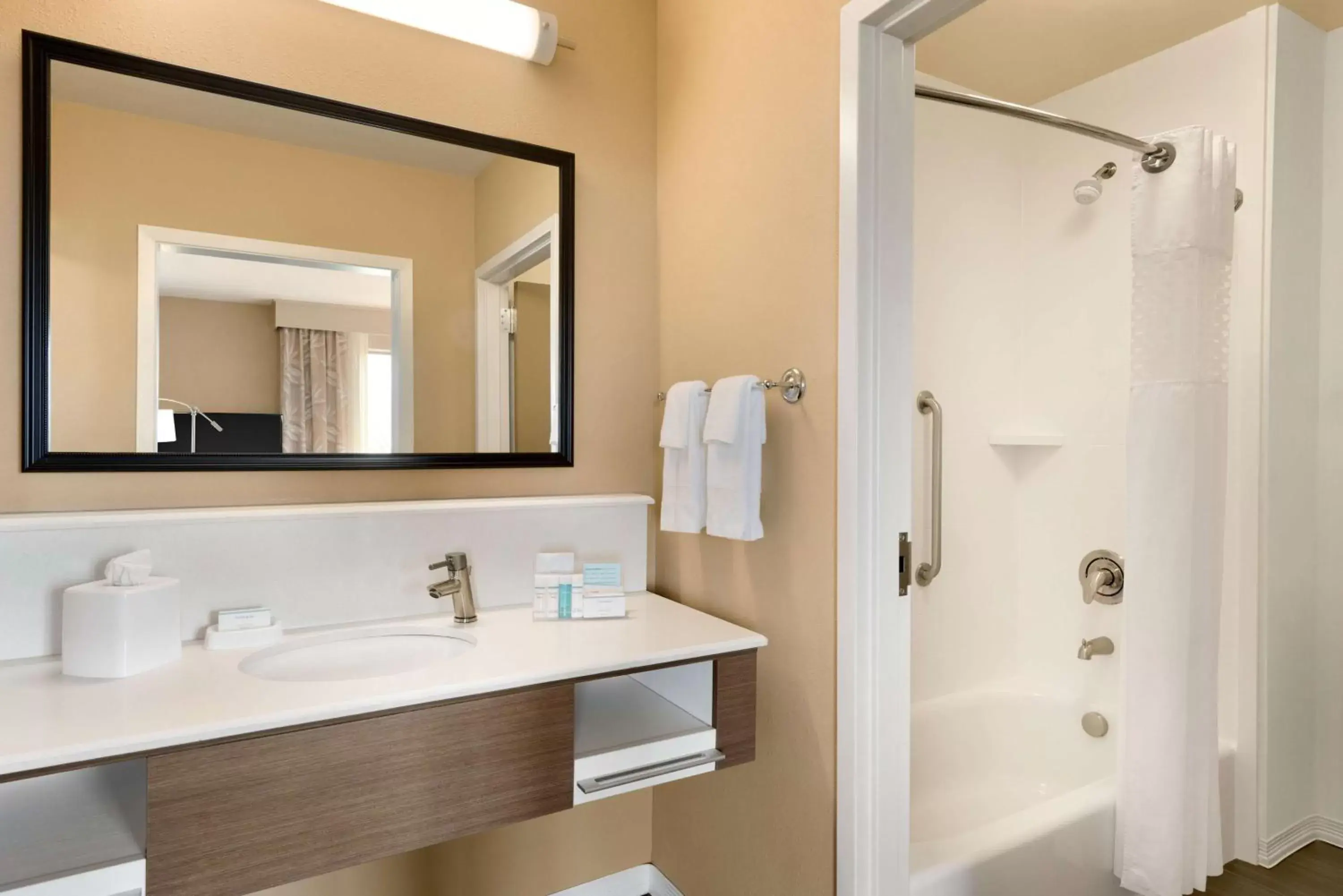 Bed, Bathroom in Hampton Inn and Suites Monroe