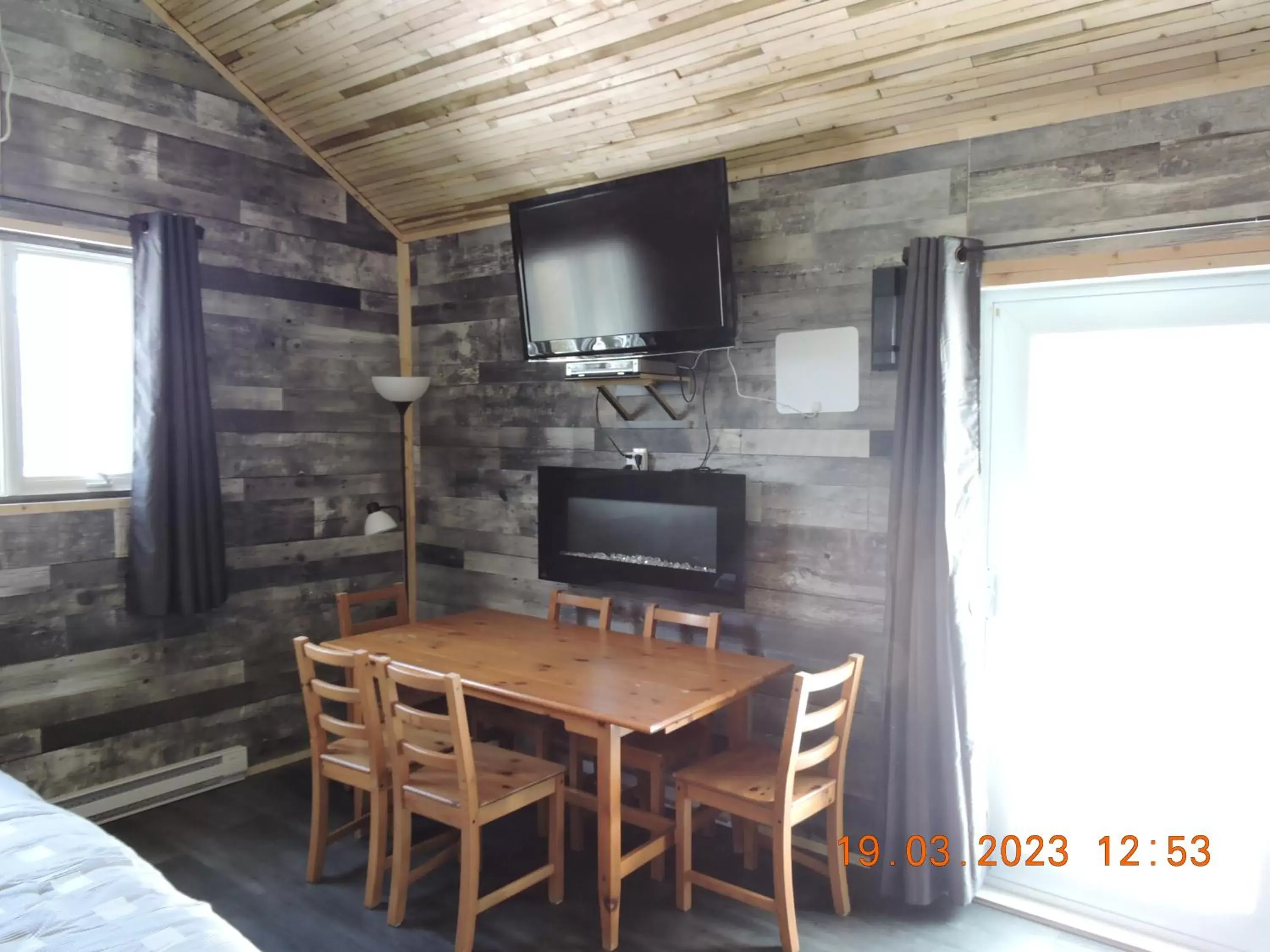 Dining area, TV/Entertainment Center in Gite Passion et Tendresse B&B