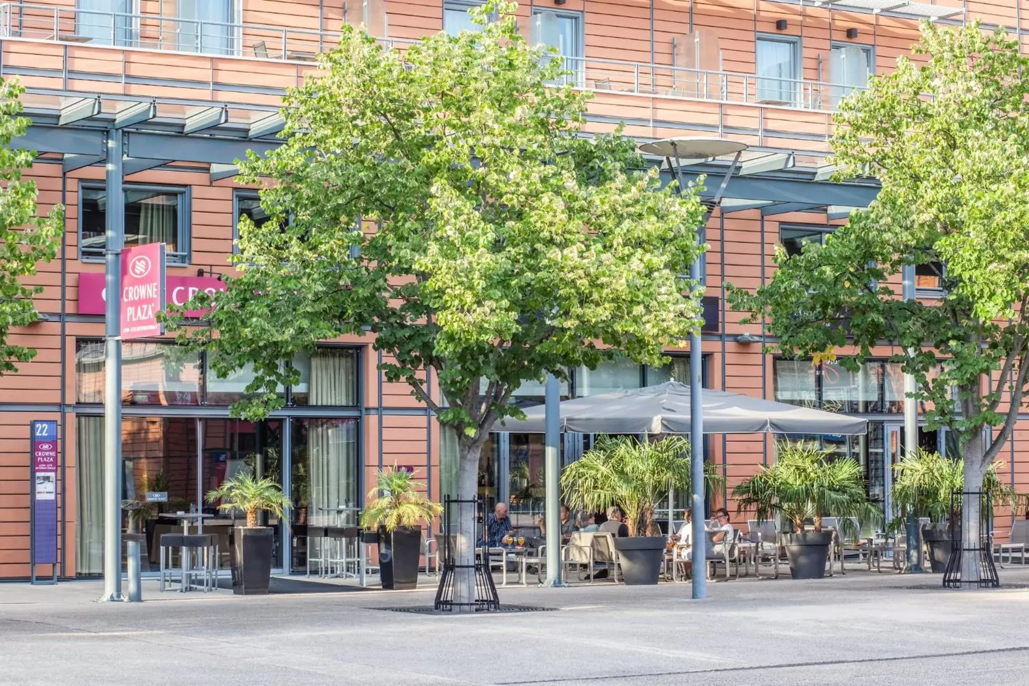 Restaurant/places to eat, Property Building in Crowne Plaza Lyon Parc de la Tête d'Or