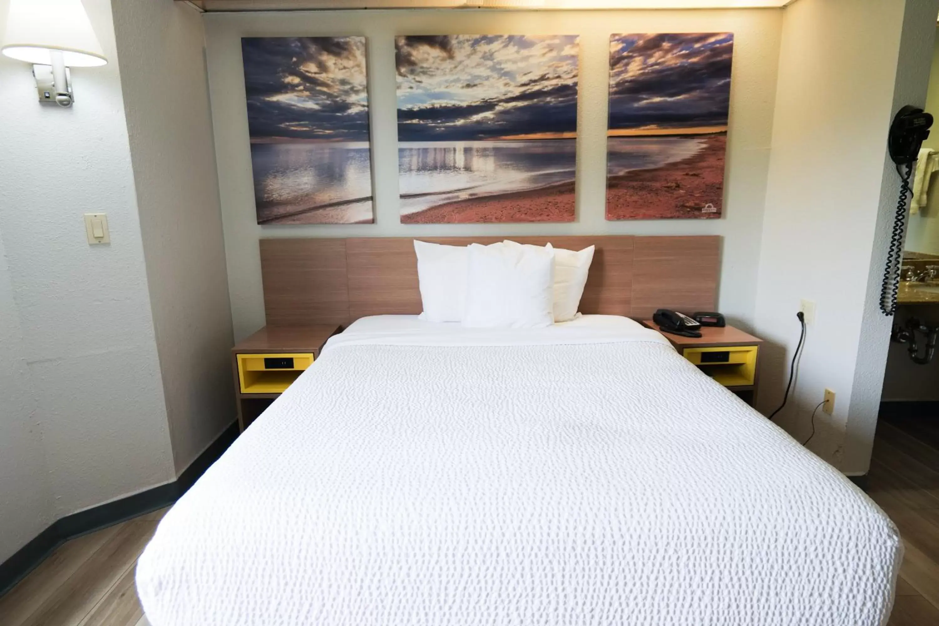 Bedroom, Bed in Days Inn by Wyndham Flint/Bishop International Airport Bedroom, Bed in Days Inn by Wyndham Flint/Bishop International Airport