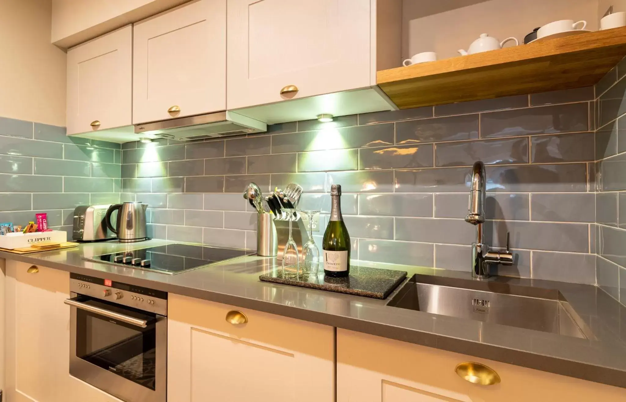 Coffee/tea facilities, Kitchen/Kitchenette in The Lawrance Luxury Aparthotel - Harrogate