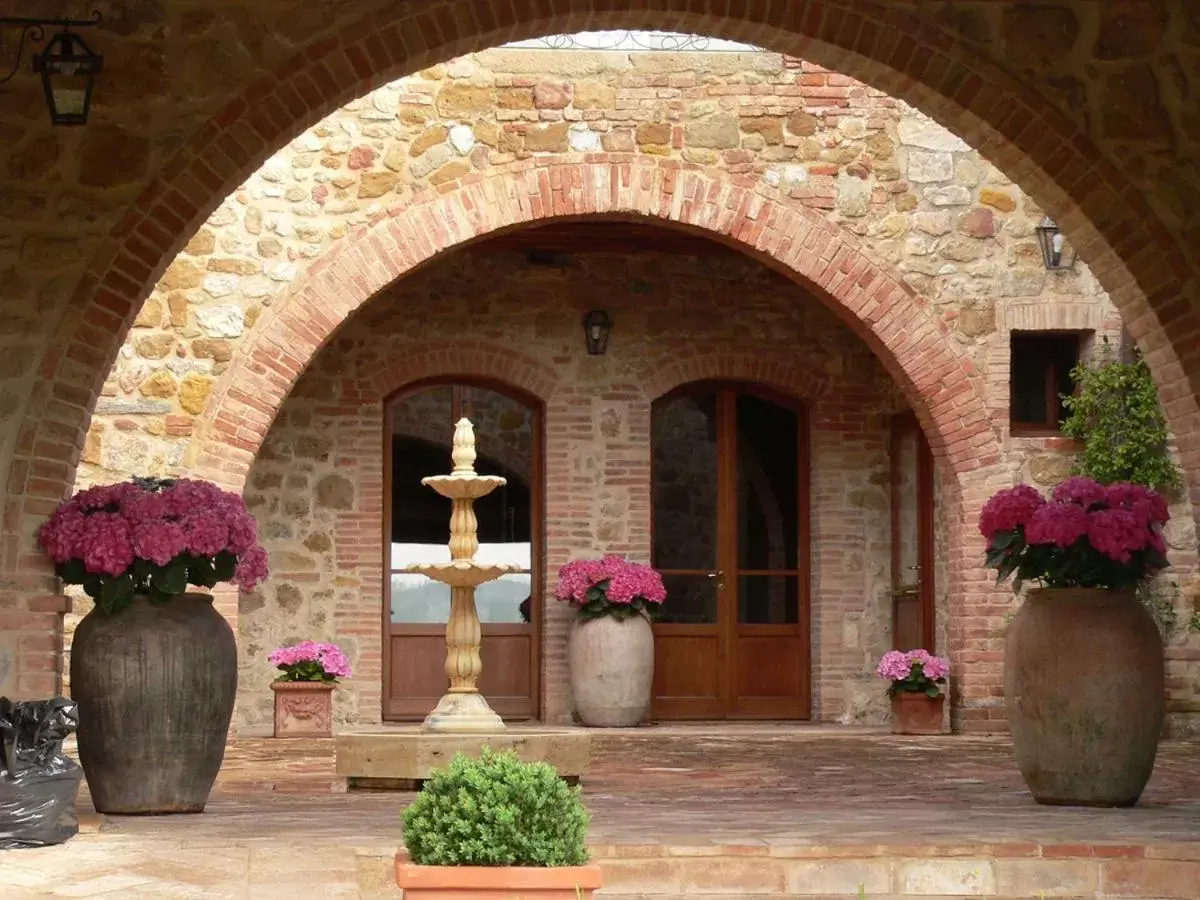 Facade/entrance in Locanda Vesuna