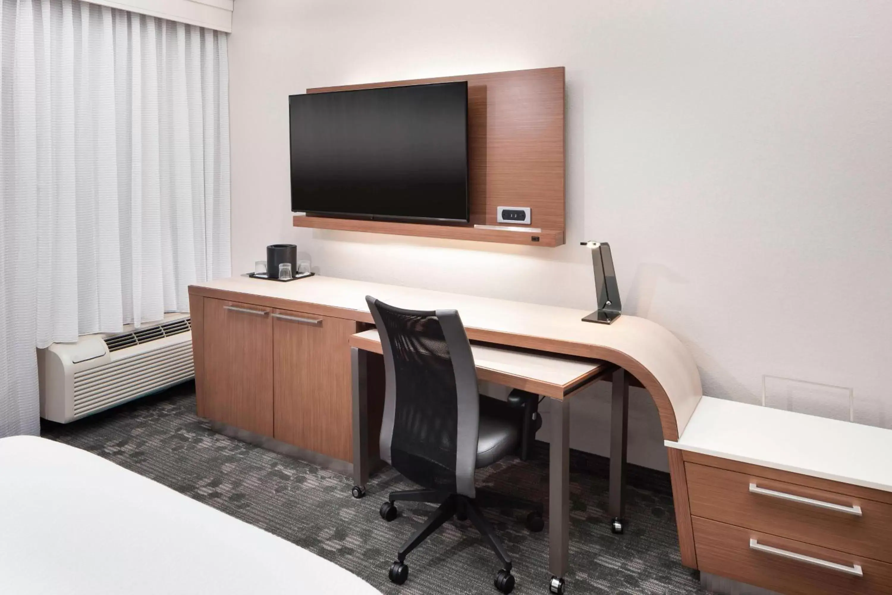 Photo of the whole room, TV/Entertainment Center in Courtyard by Marriott Pensacola