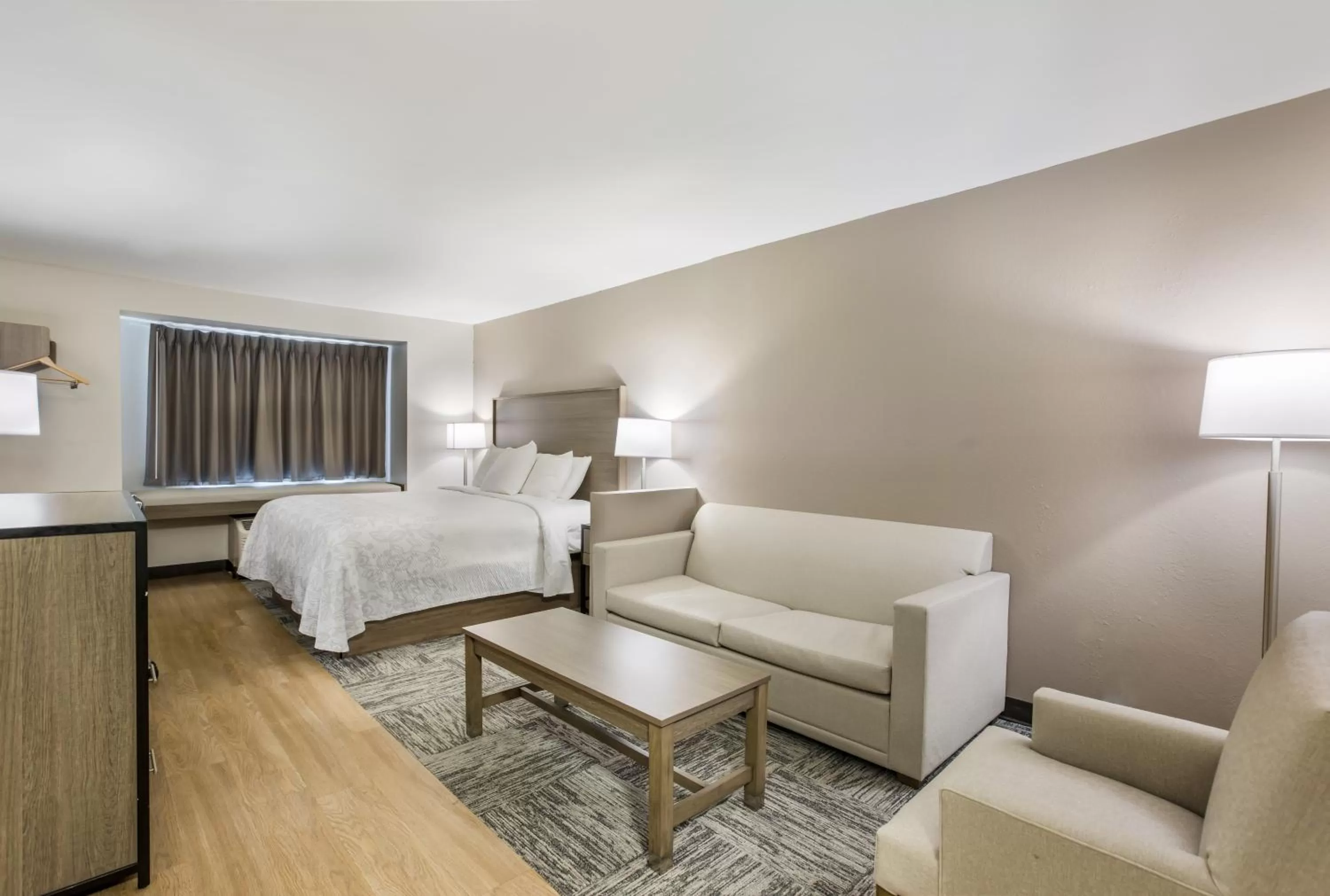 Photo of the whole room, Bed in Red Roof Inn PLUS+ & Suites Savannah – I-95