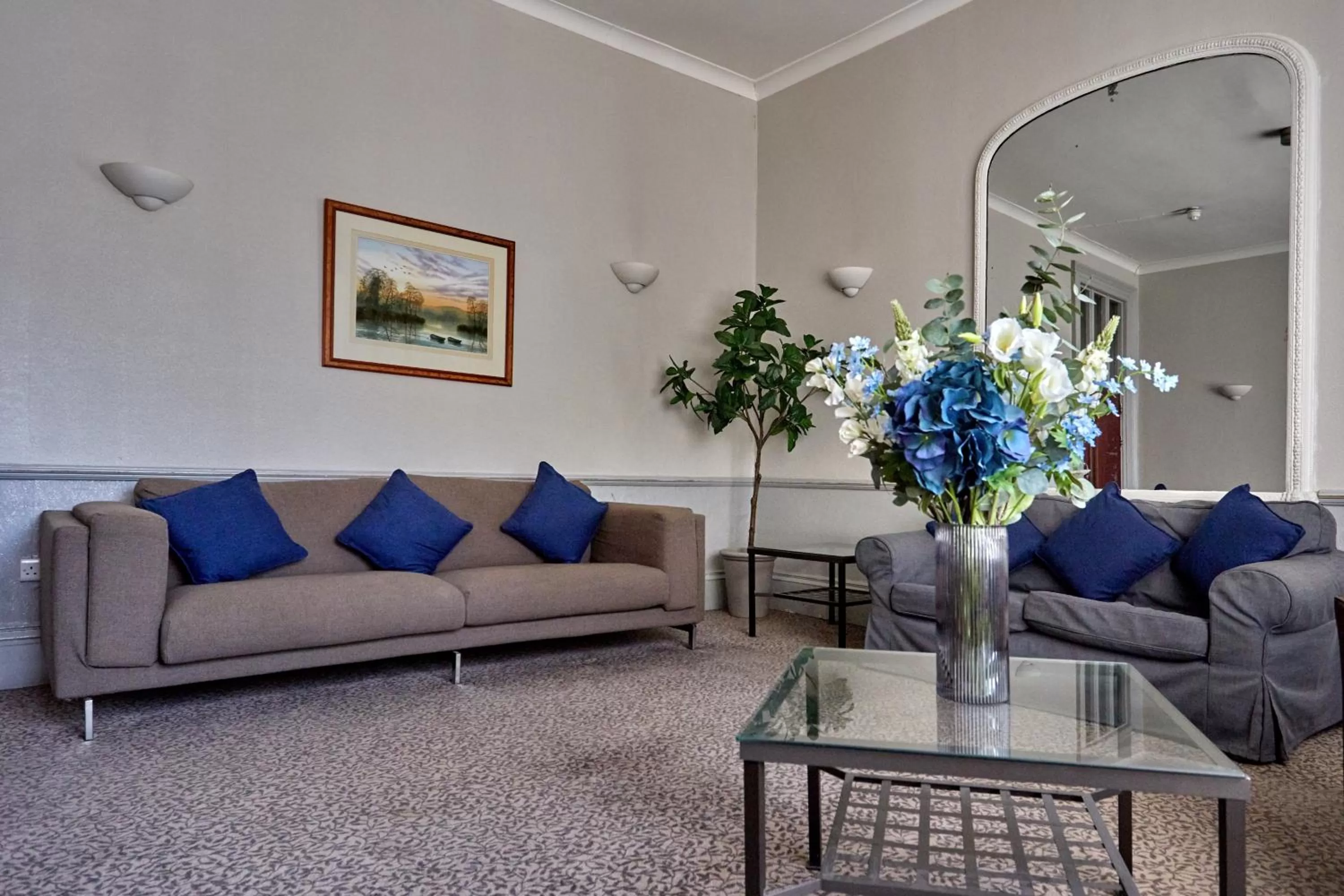 Communal lounge/ TV room in Lords Hotel