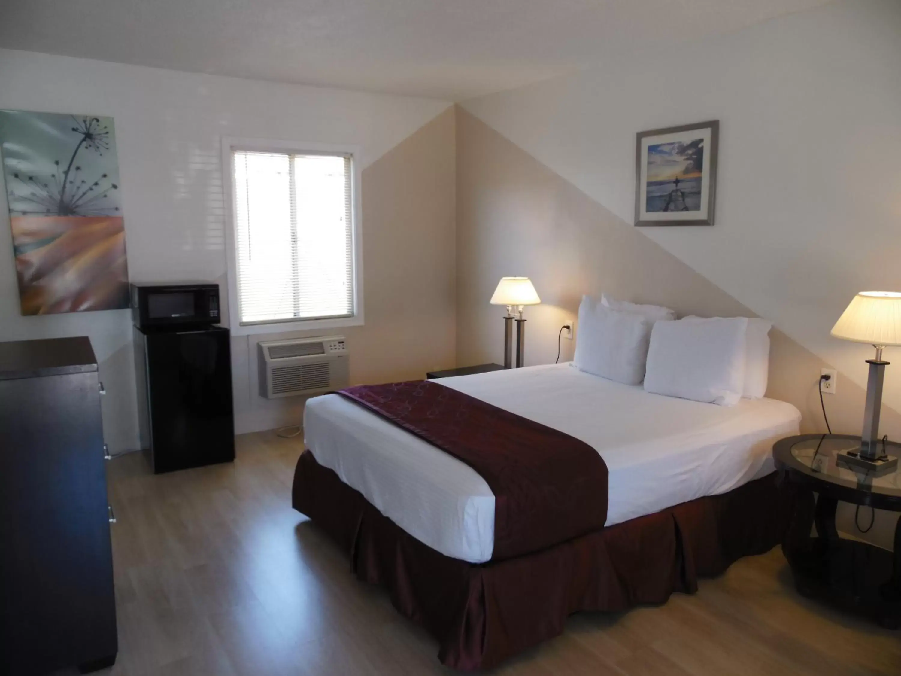 Bed in Hi-Way Host Motel Bed in Hi-Way Host Motel