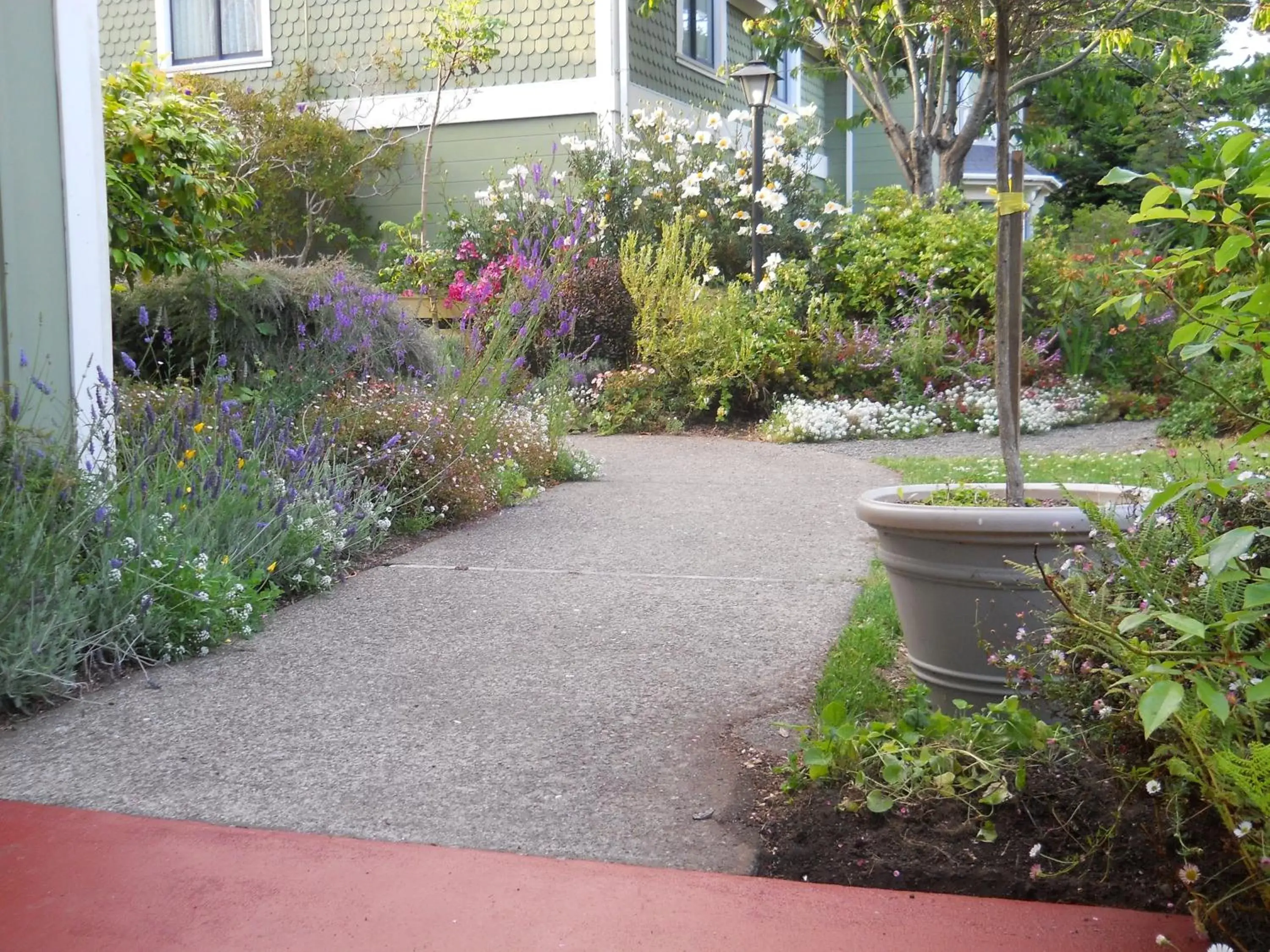 Facade/entrance, Garden in Hill House Inn