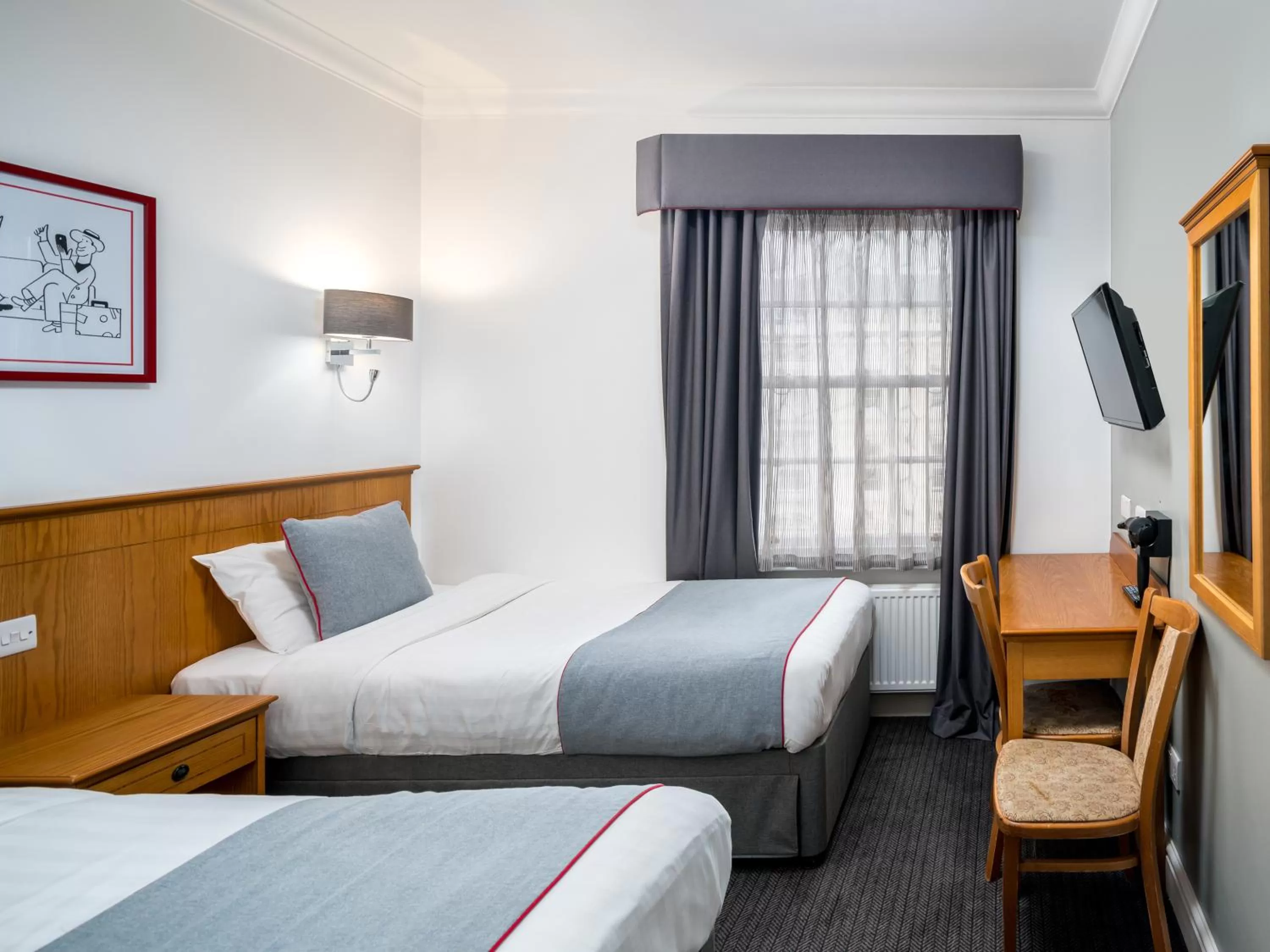 Photo of the whole room, Bed in OYO Townhouse New England, London Victoria