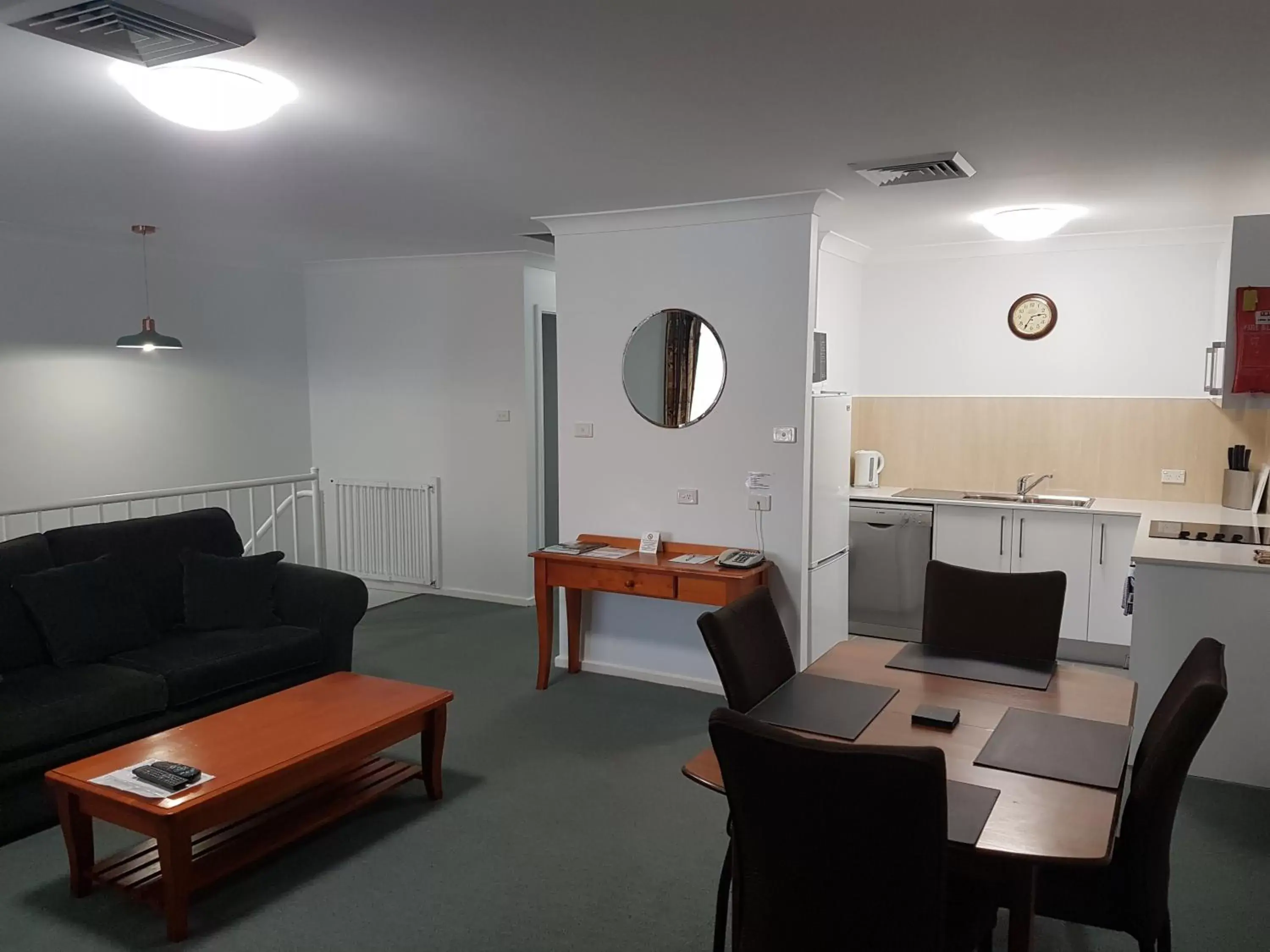 Living room, Seating Area in Mid City Motor Inn Singleton