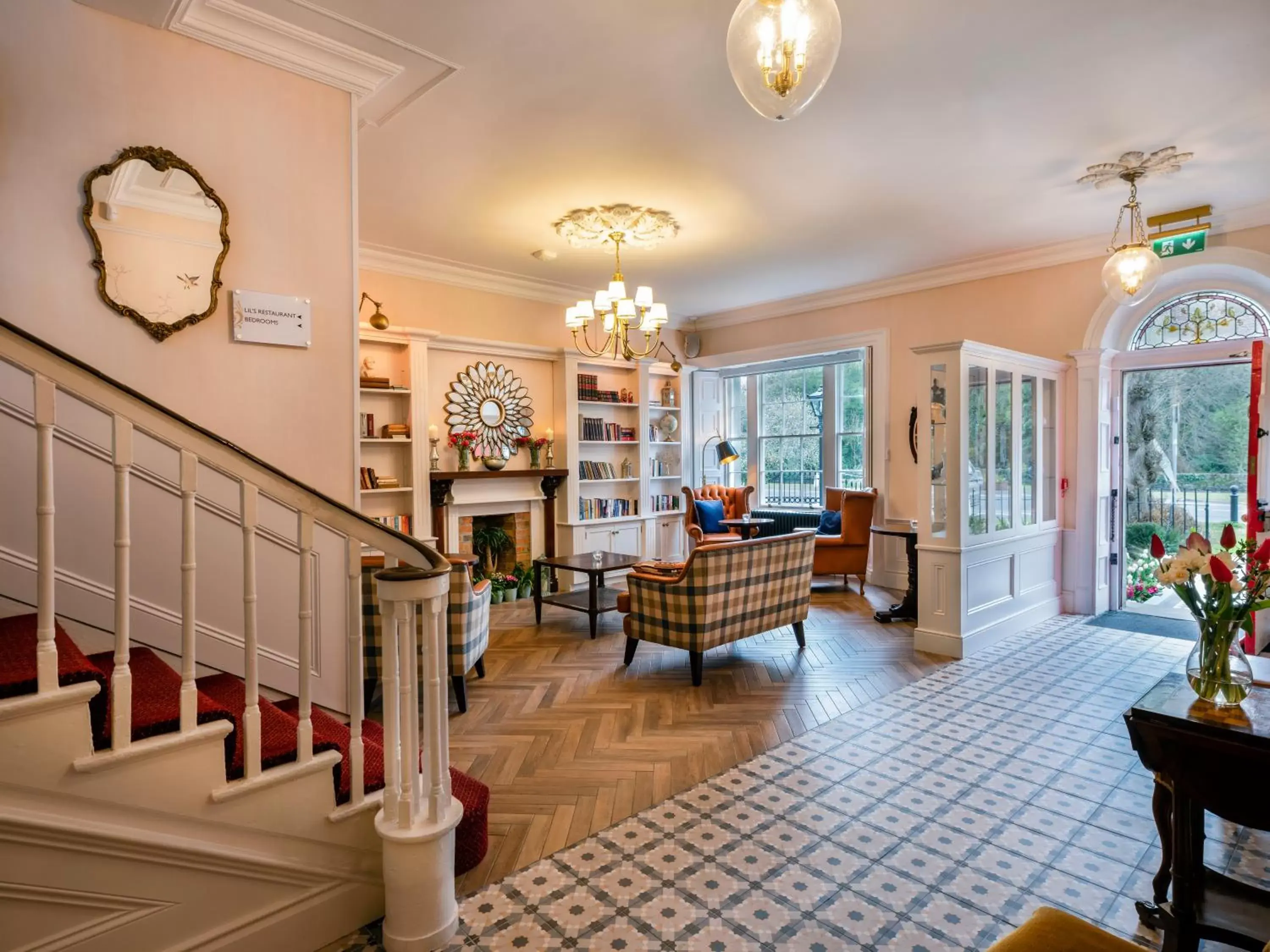 Library, Lobby/Reception in Avalon House Hotel