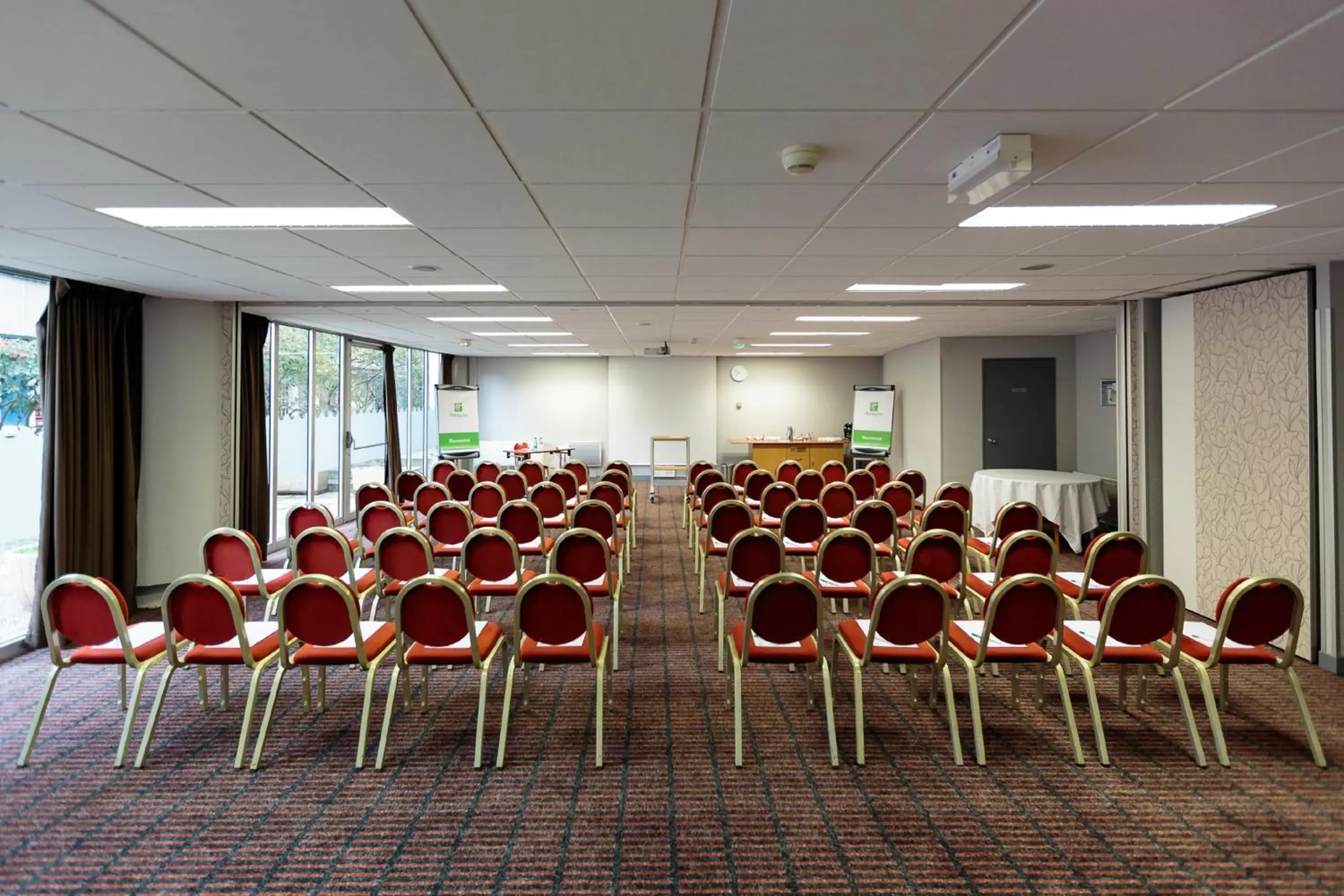 Meeting/conference room in Holiday Inn Clermont Ferrand Centre, an IHG Hotel