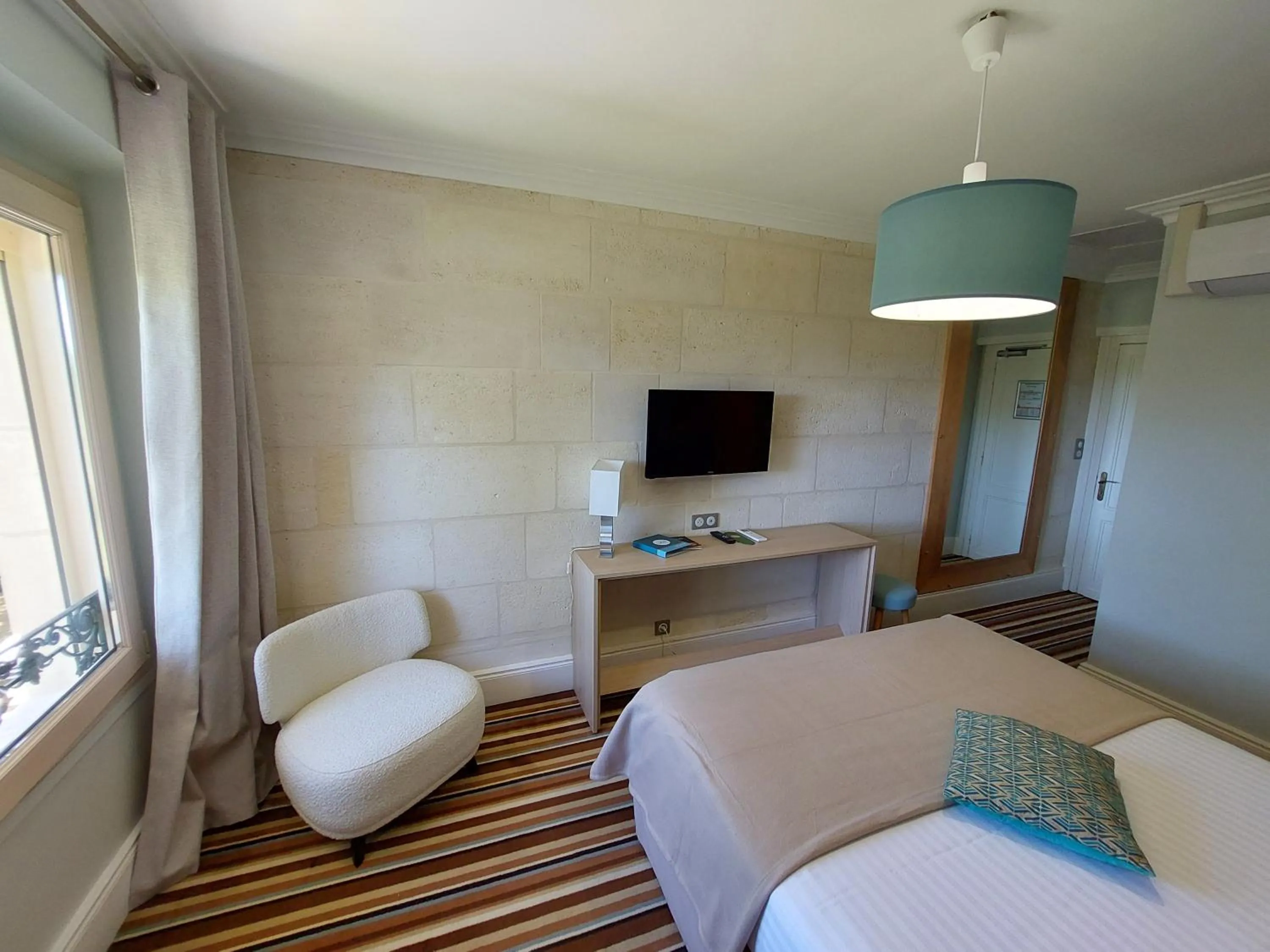 Property building, Bed in Hôtel The Originals Résidence de Rohan (EX RELAIS DU SILENCE)