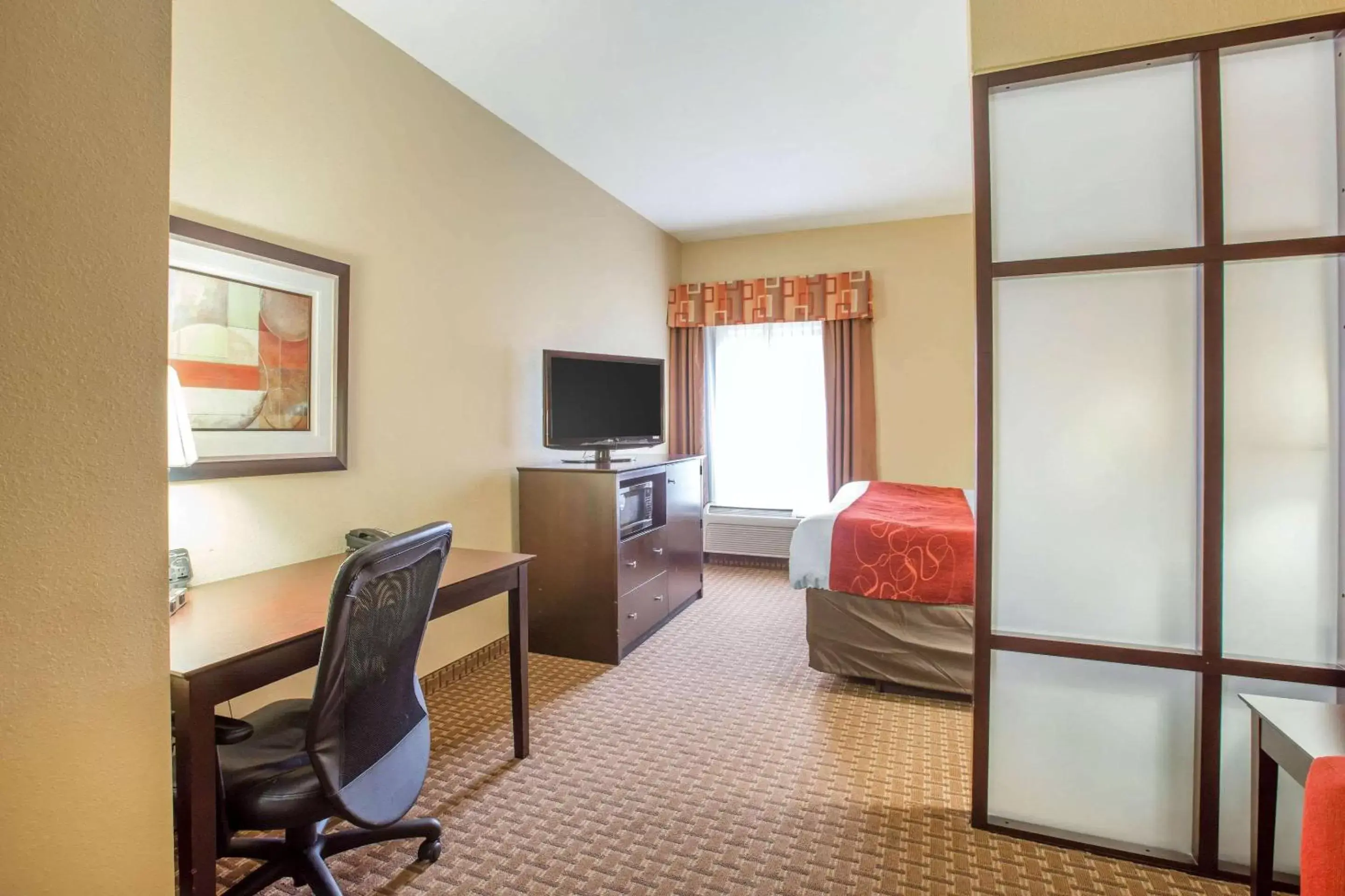 Photo of the whole room, TV/Entertainment Center in Comfort Suites Golden Isles Gateway