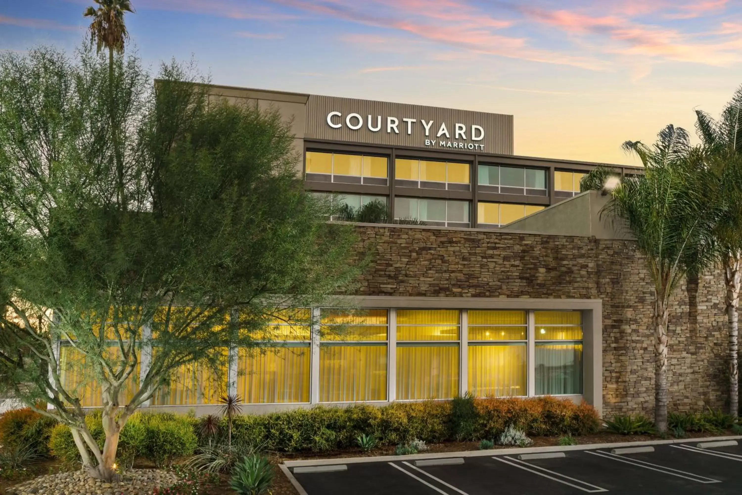 Property Building in Courtyard by Marriott Los Angeles Woodland Hills