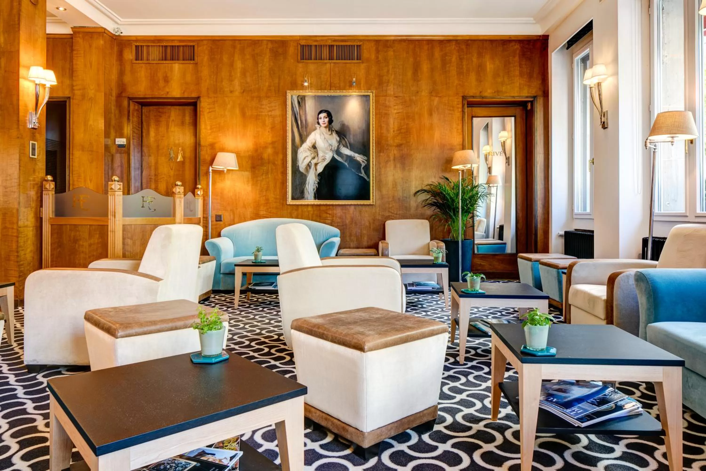 Communal lounge/ TV room in Hotel Eden