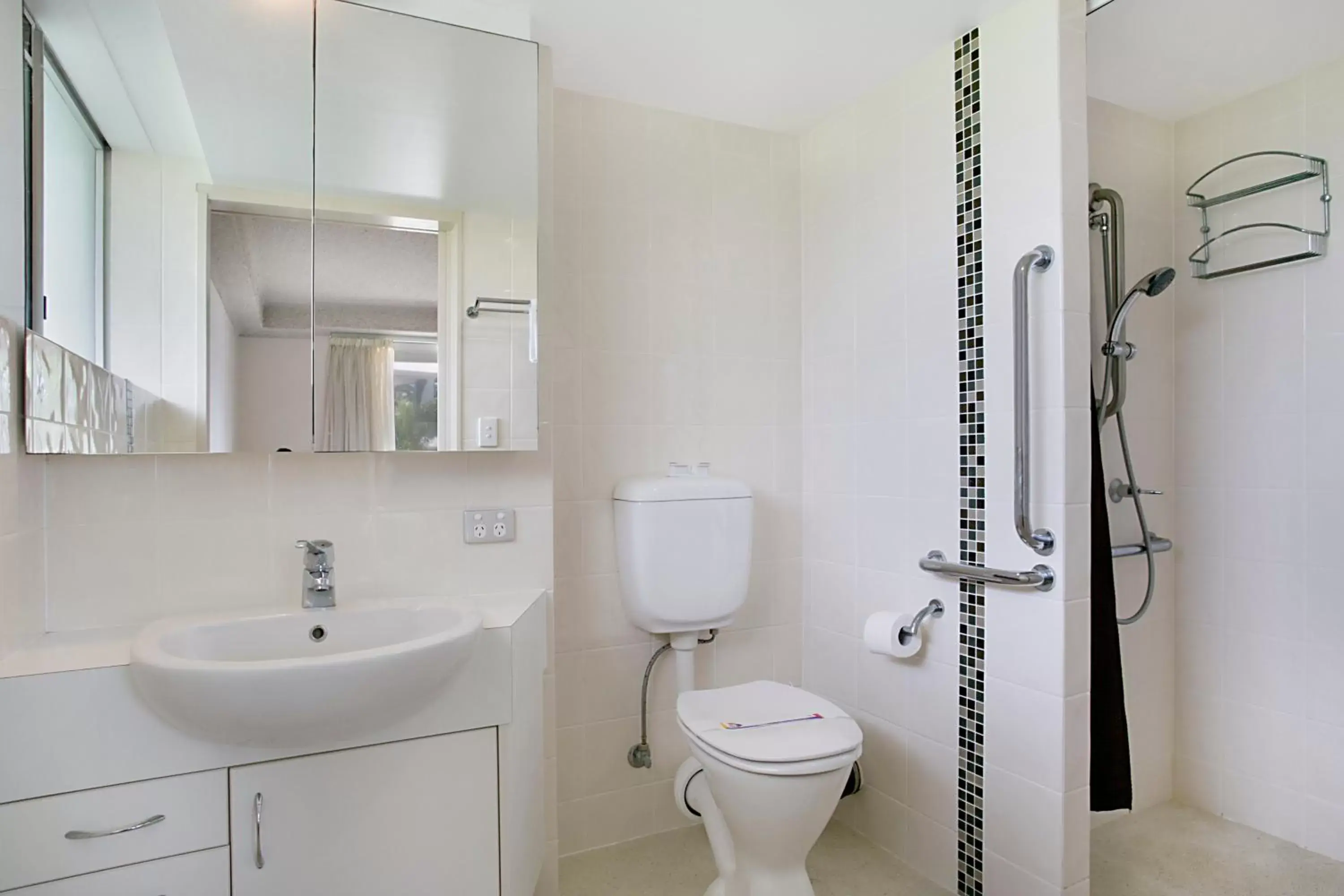 Bathroom in Solnamara Beachfront Apartments