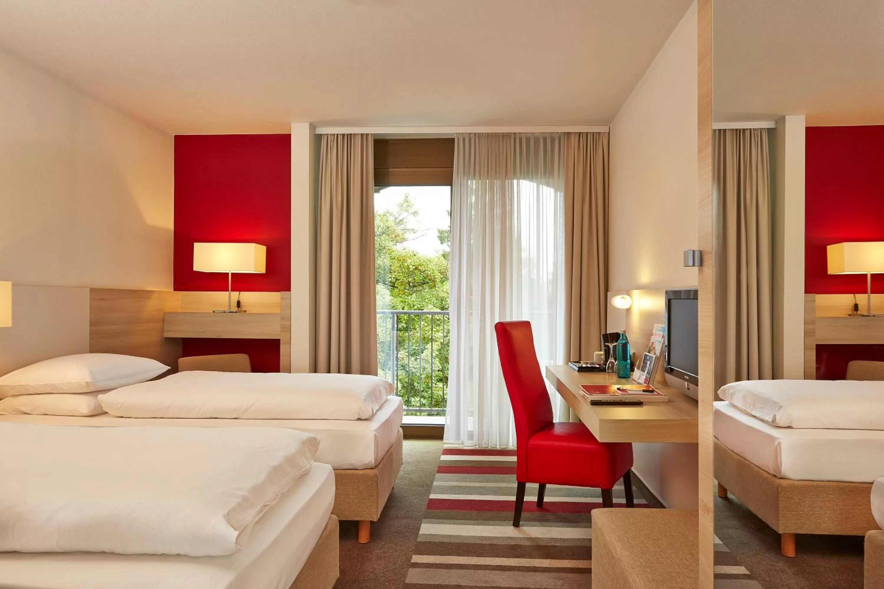 Seating area, Bed in H+ Hotel Bad Soden