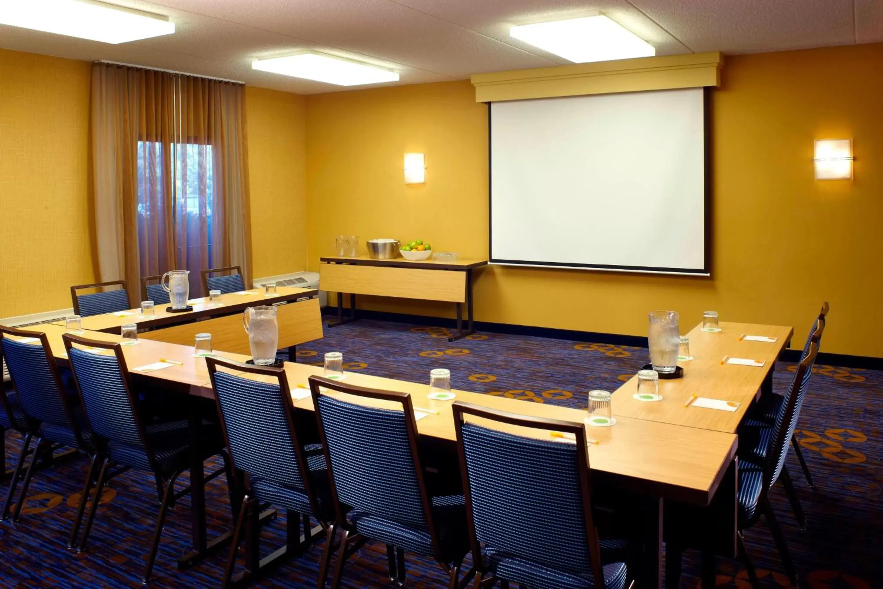 Meeting/conference room in Courtyard by Marriott Chicago Waukegan / Gurnee