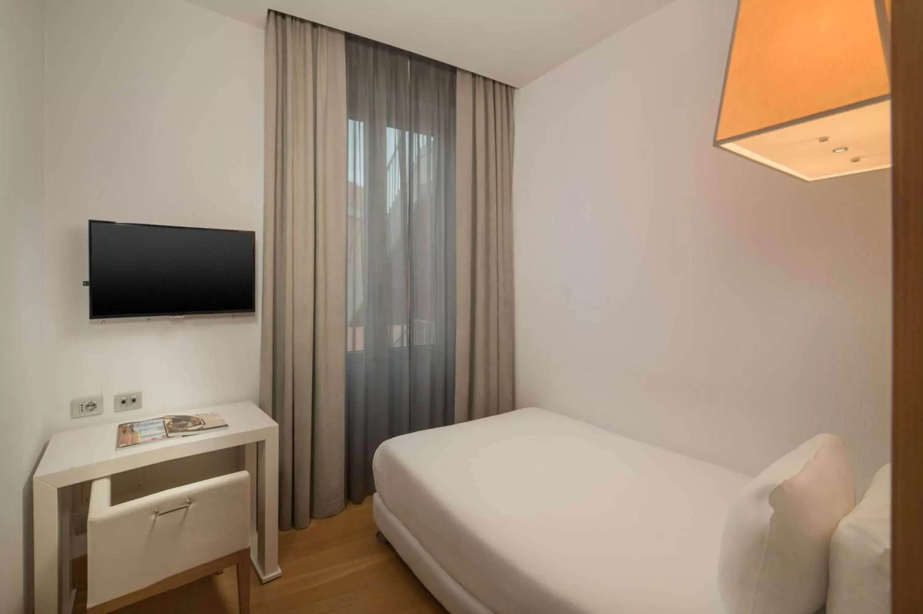 Bedroom, Bed in NH Genova Centro