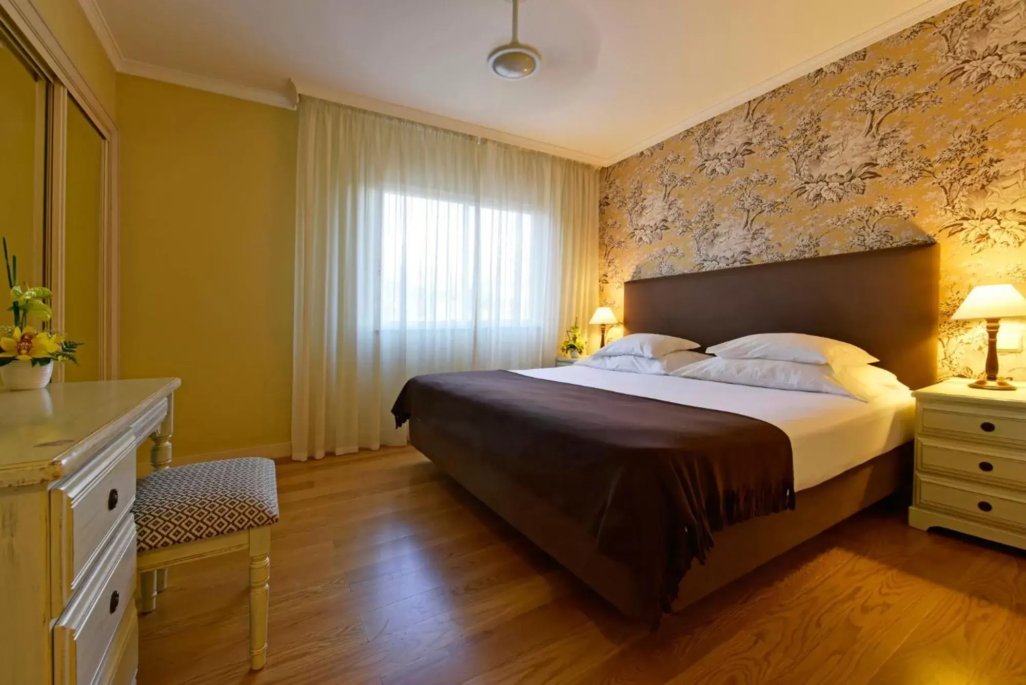 Bedroom, Bed in Pestana Village Garden Hotel
