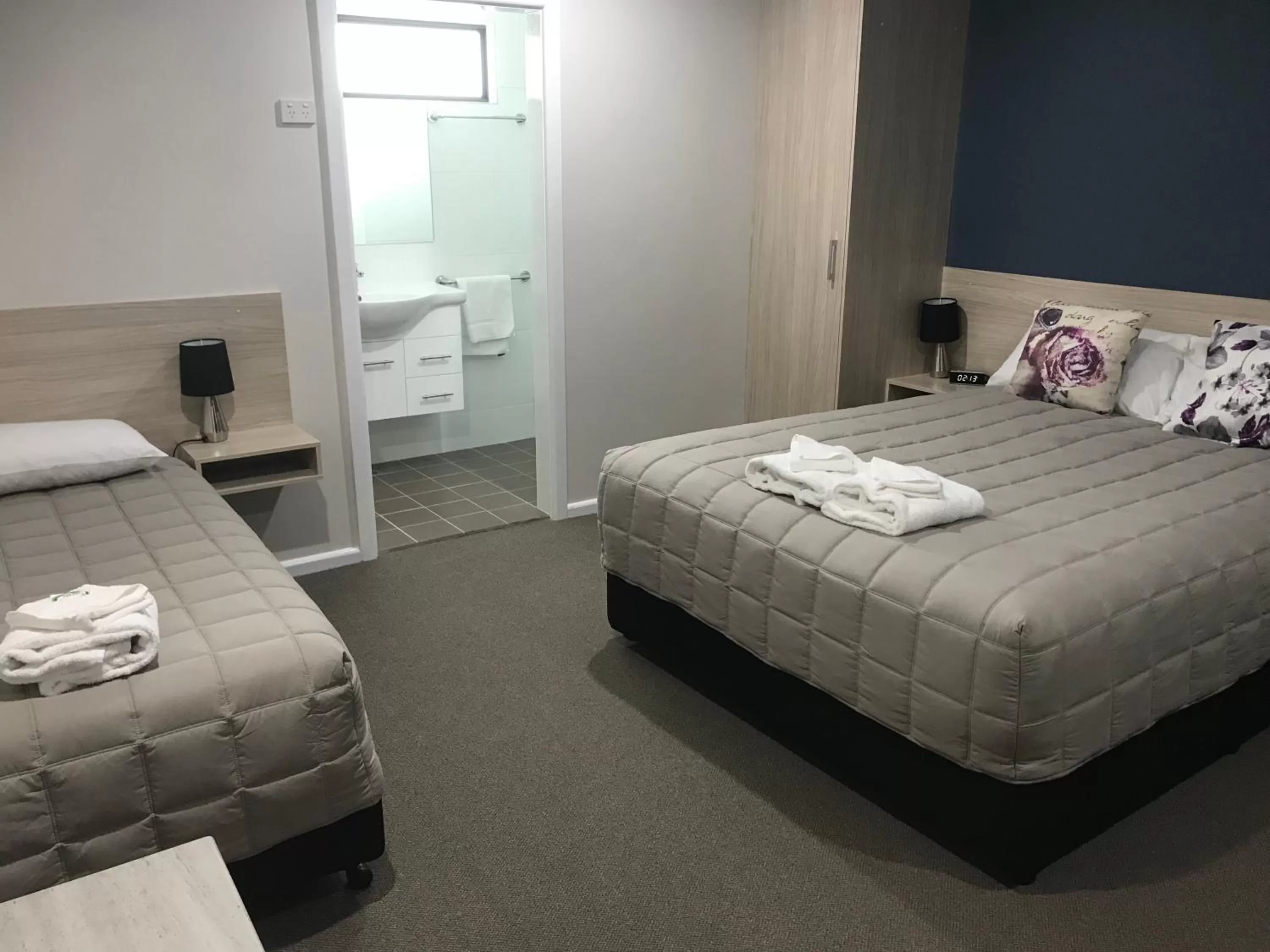 Bed in Kootingal Landview Motel