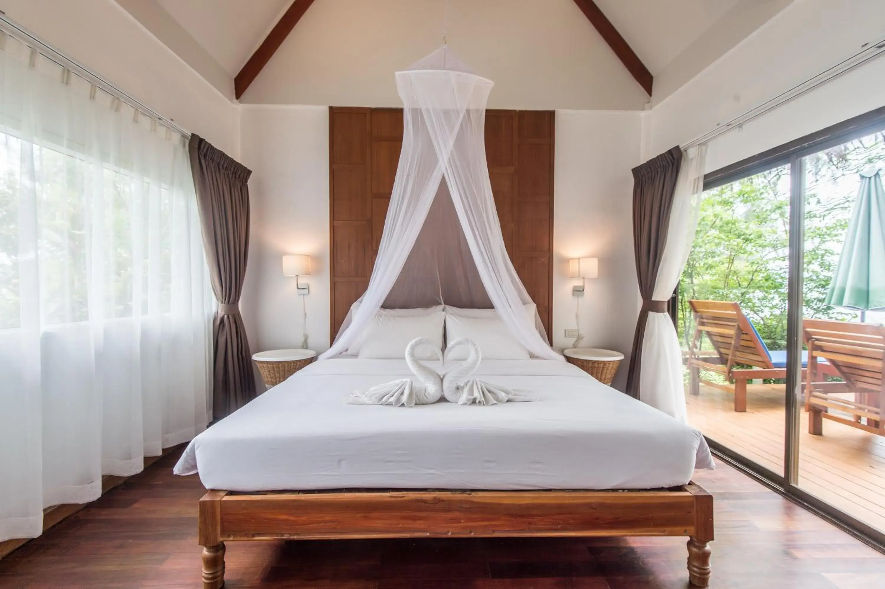 Bedroom, Bed in Twin Bay Resort - SHA Extra Plus