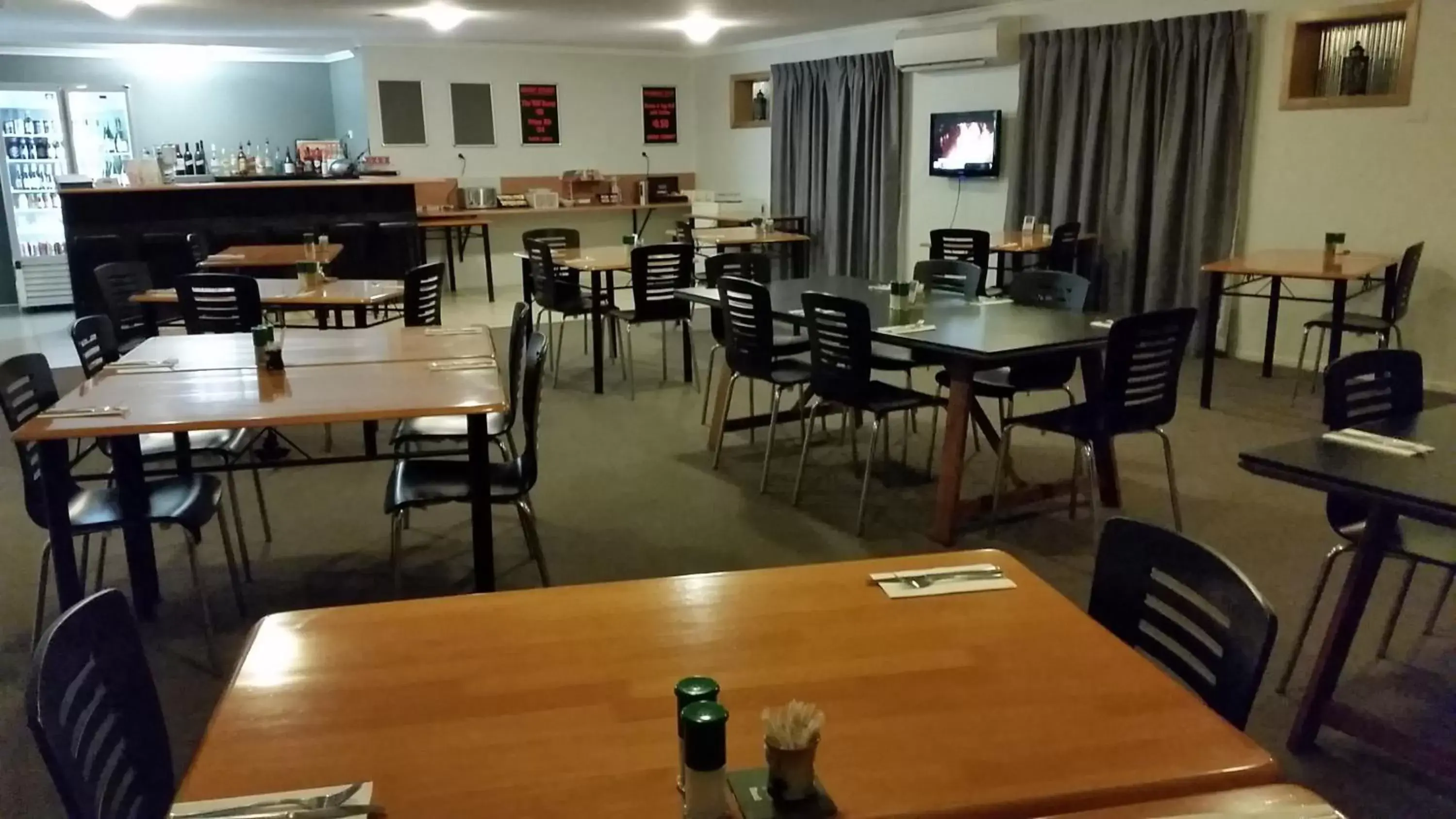 Lounge or bar, Restaurant/Places to Eat in True Blue Motor Inn
