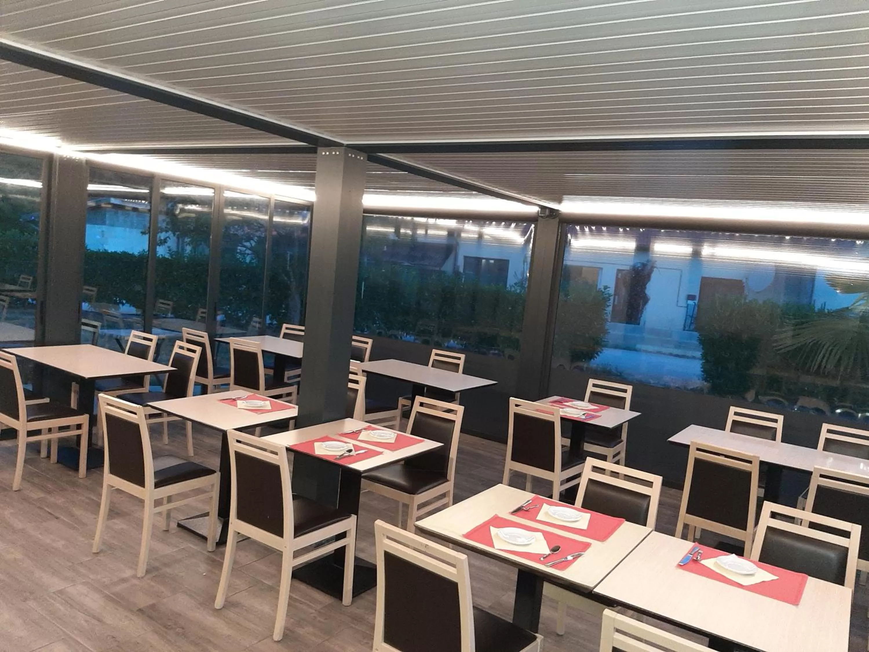 Restaurant/places to eat in Hotel Martinez Grenay