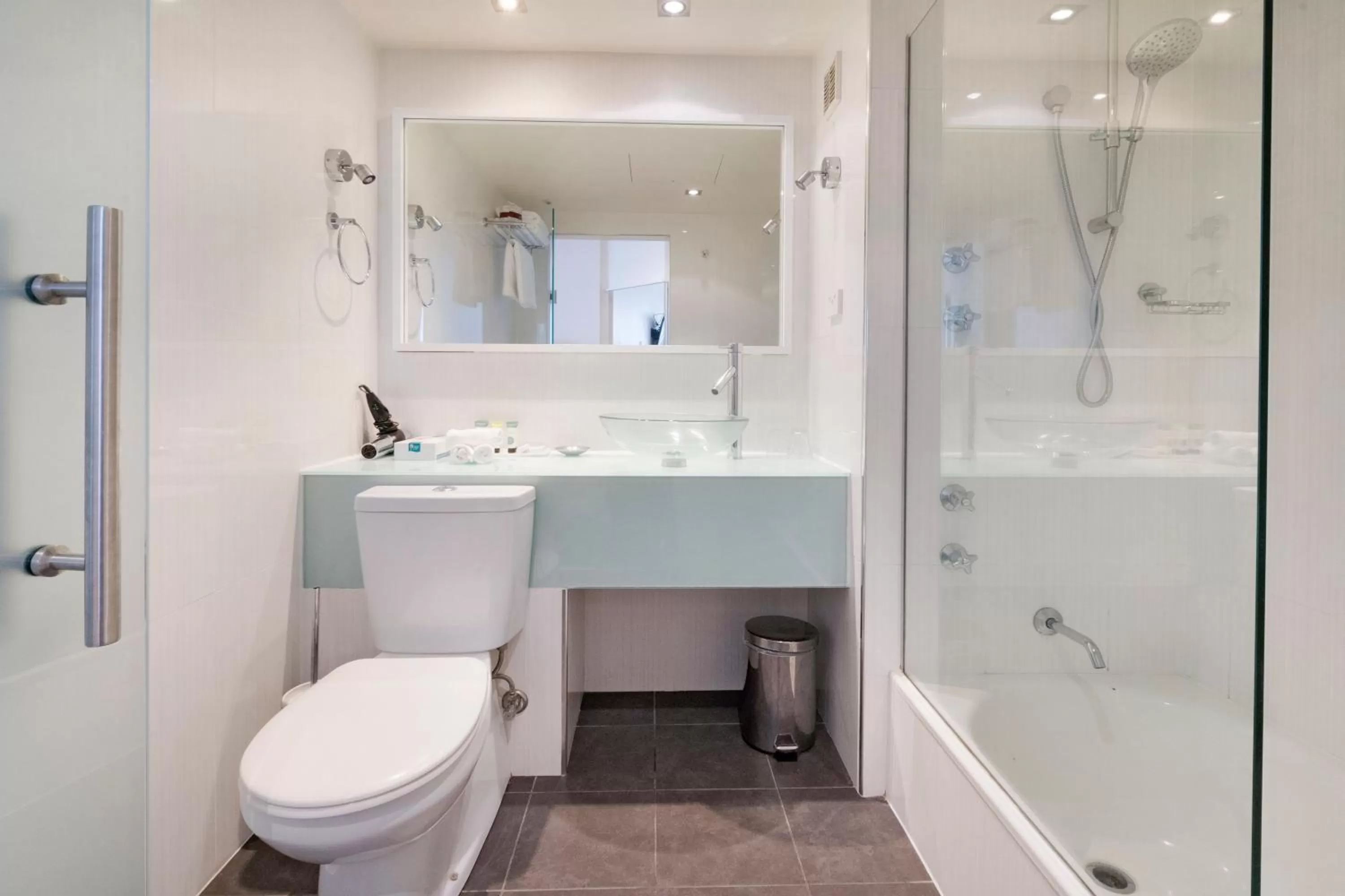 Bathroom in Nightelier Devonport Gateway Hotel