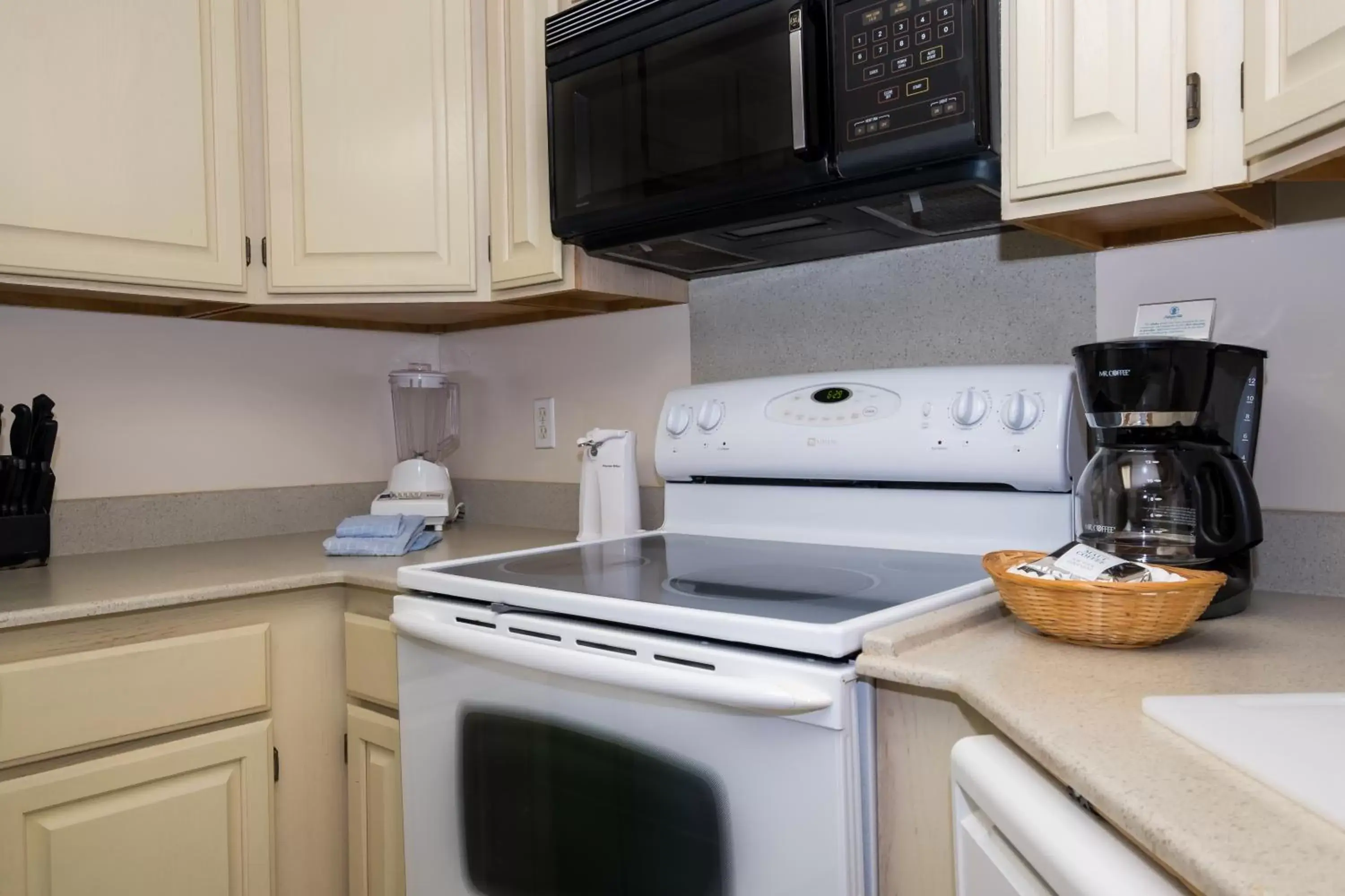 Kitchen or kitchenette, Kitchen/Kitchenette in Kahana Falls Resort