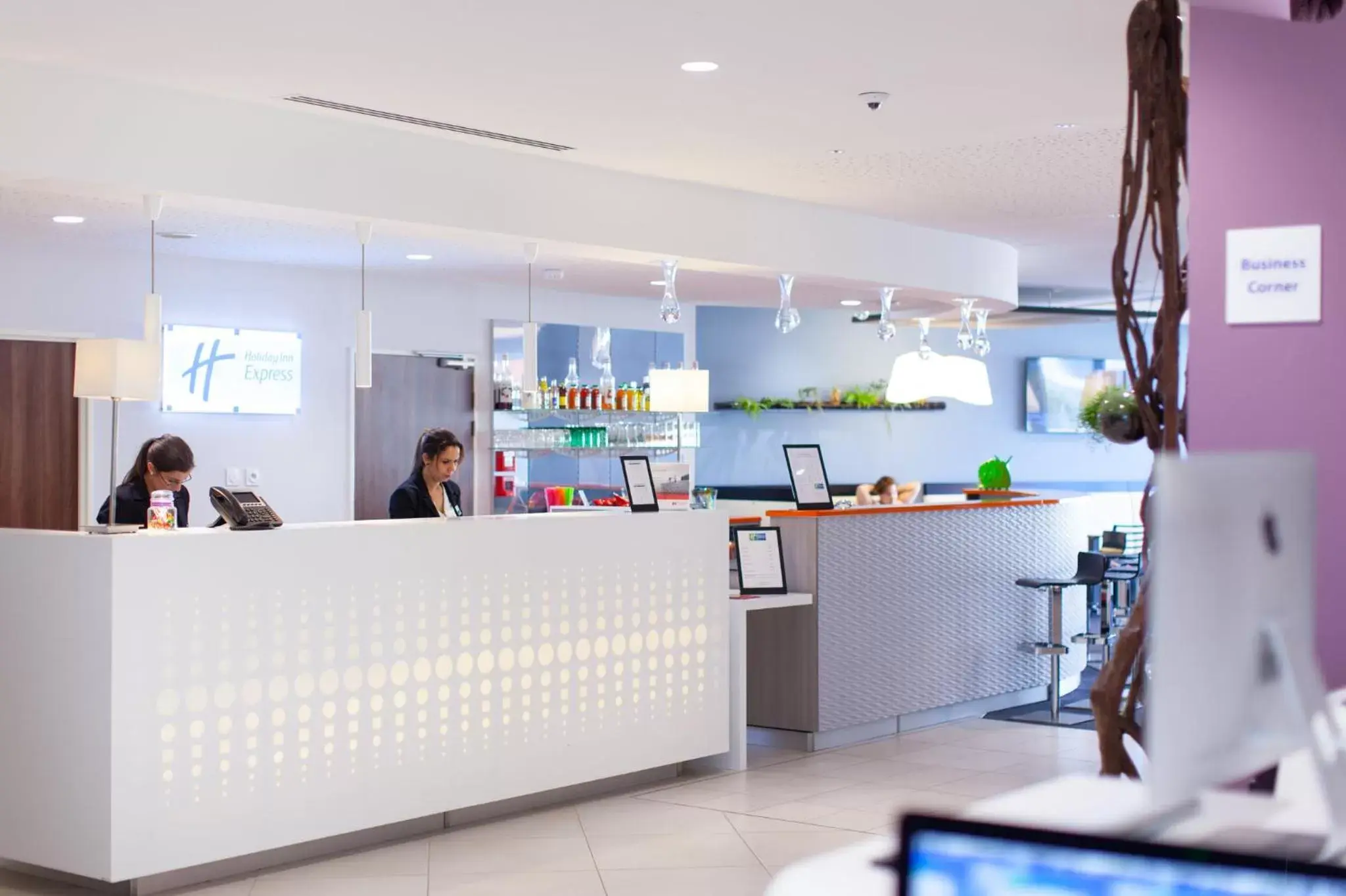 Property building in Holiday Inn Express Toulon - Est by IHG Property building in Holiday Inn Express Toulon - Est by IHG