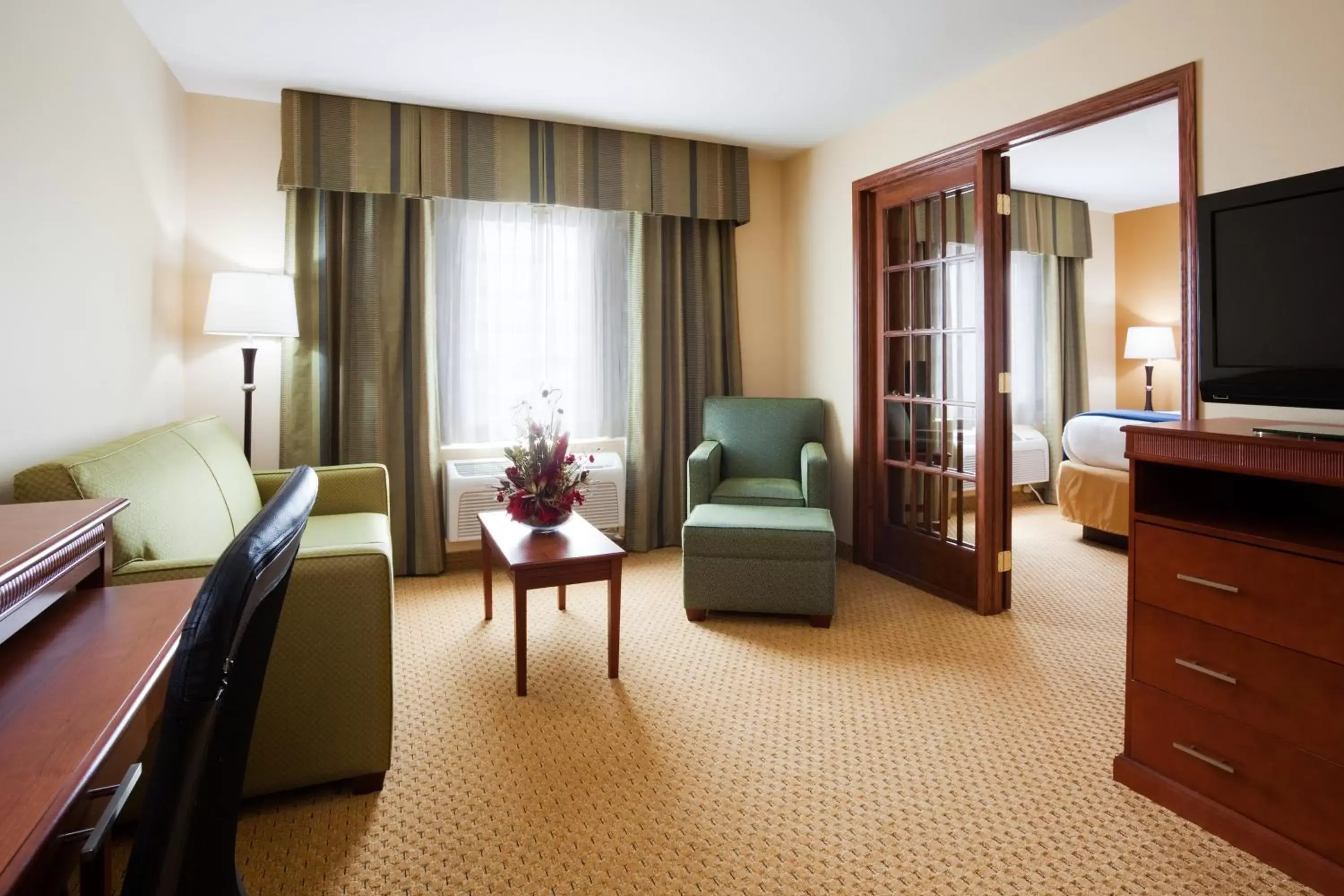 Photo of the whole room, Seating Area in Holiday Inn Express Sheboygan-Kohler / I-43, an IHG Hotel