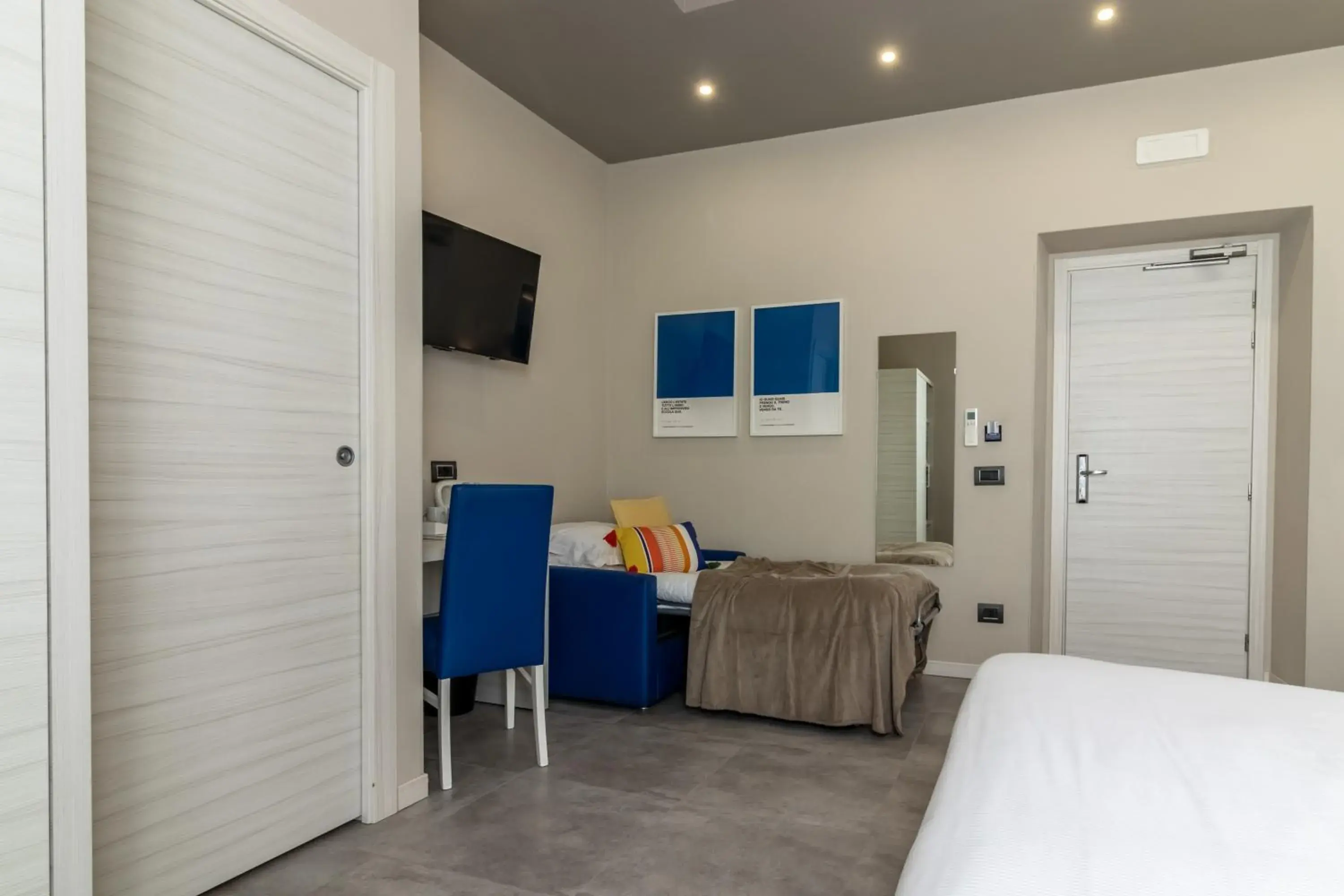 Bed, TV/Entertainment Center in Cinque Terre Gateway