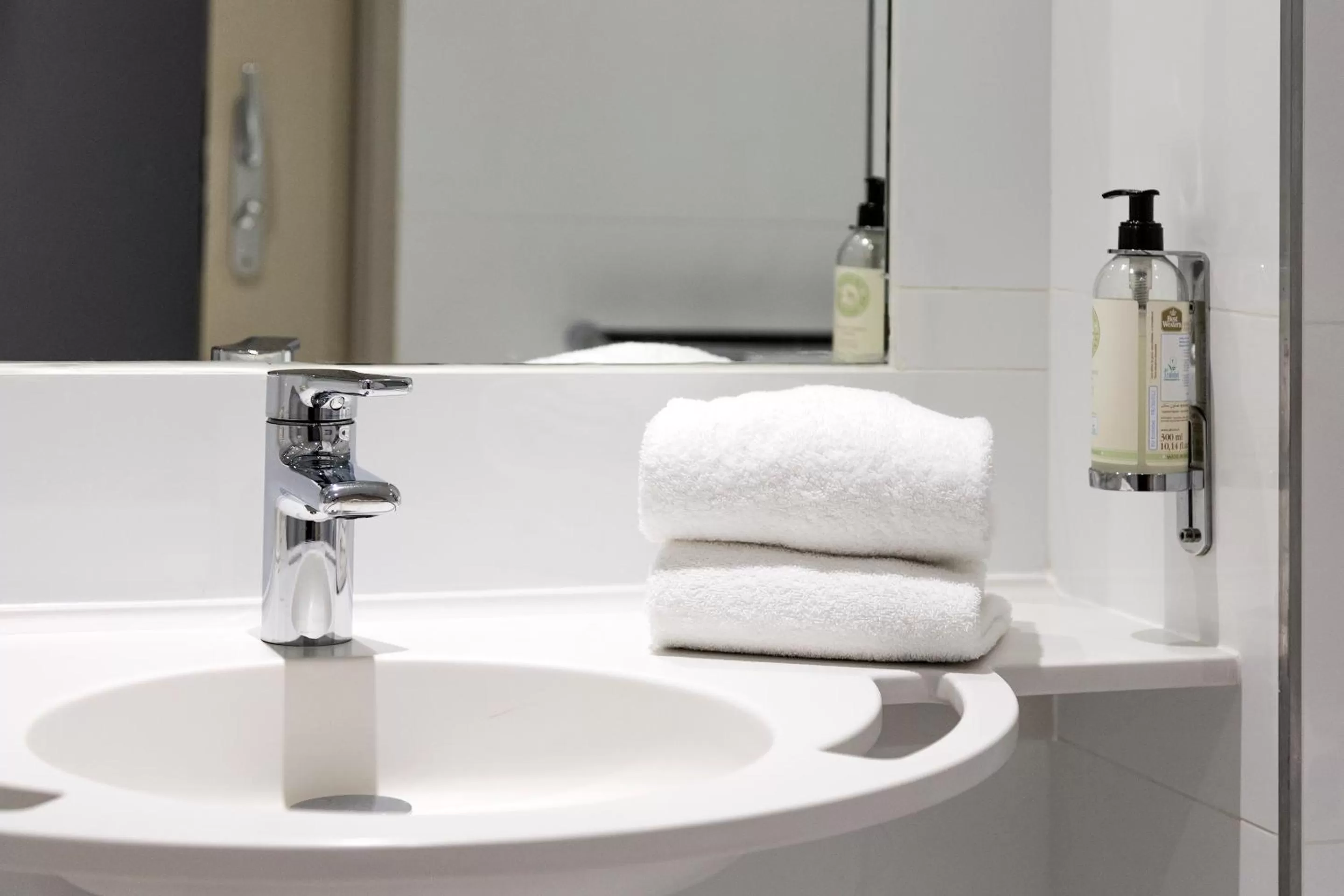 Shower in Best Western Plus Ajaccio Amirauté