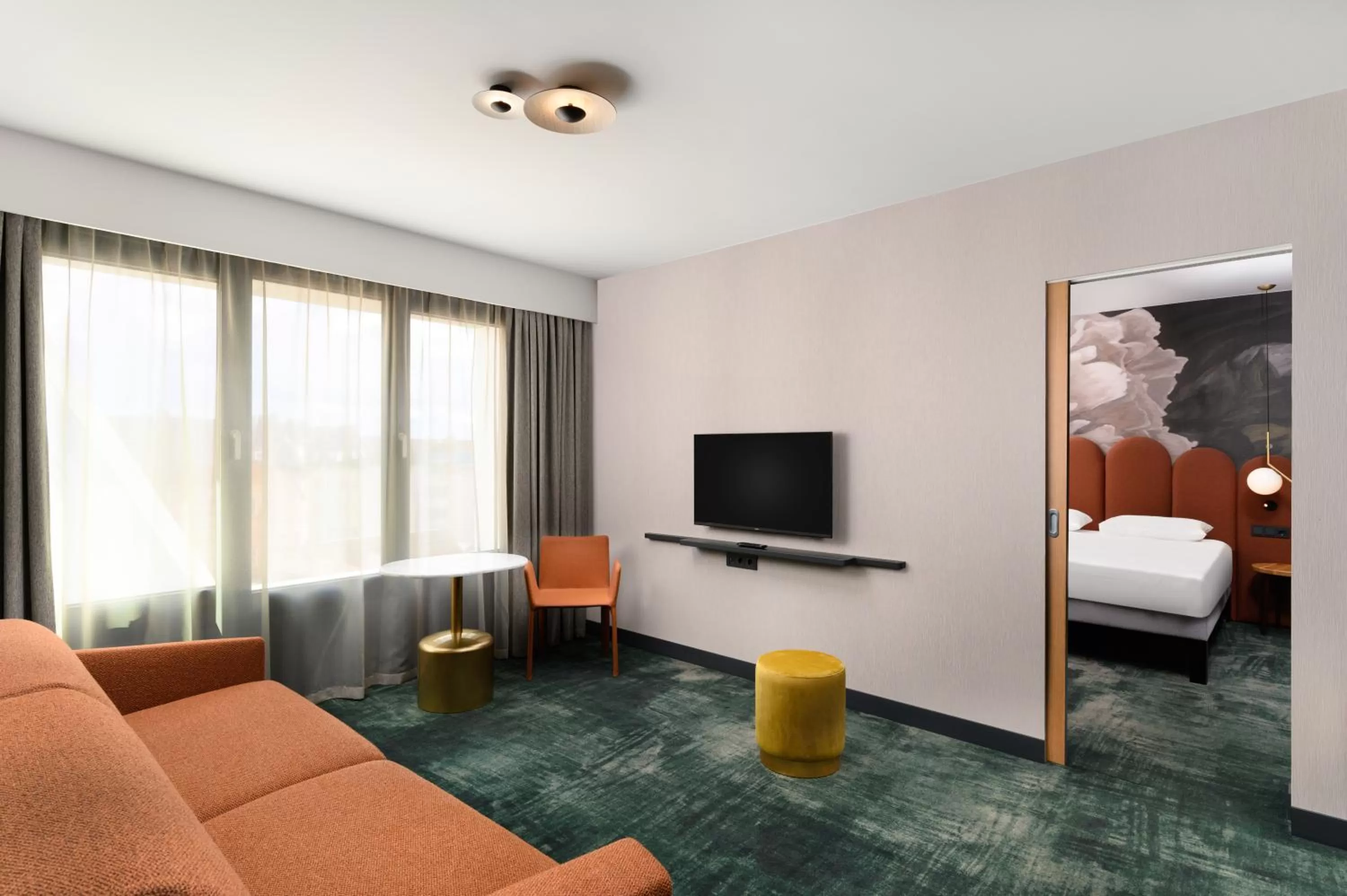 Communal lounge/ TV room, Bed in Mercure Debrecen