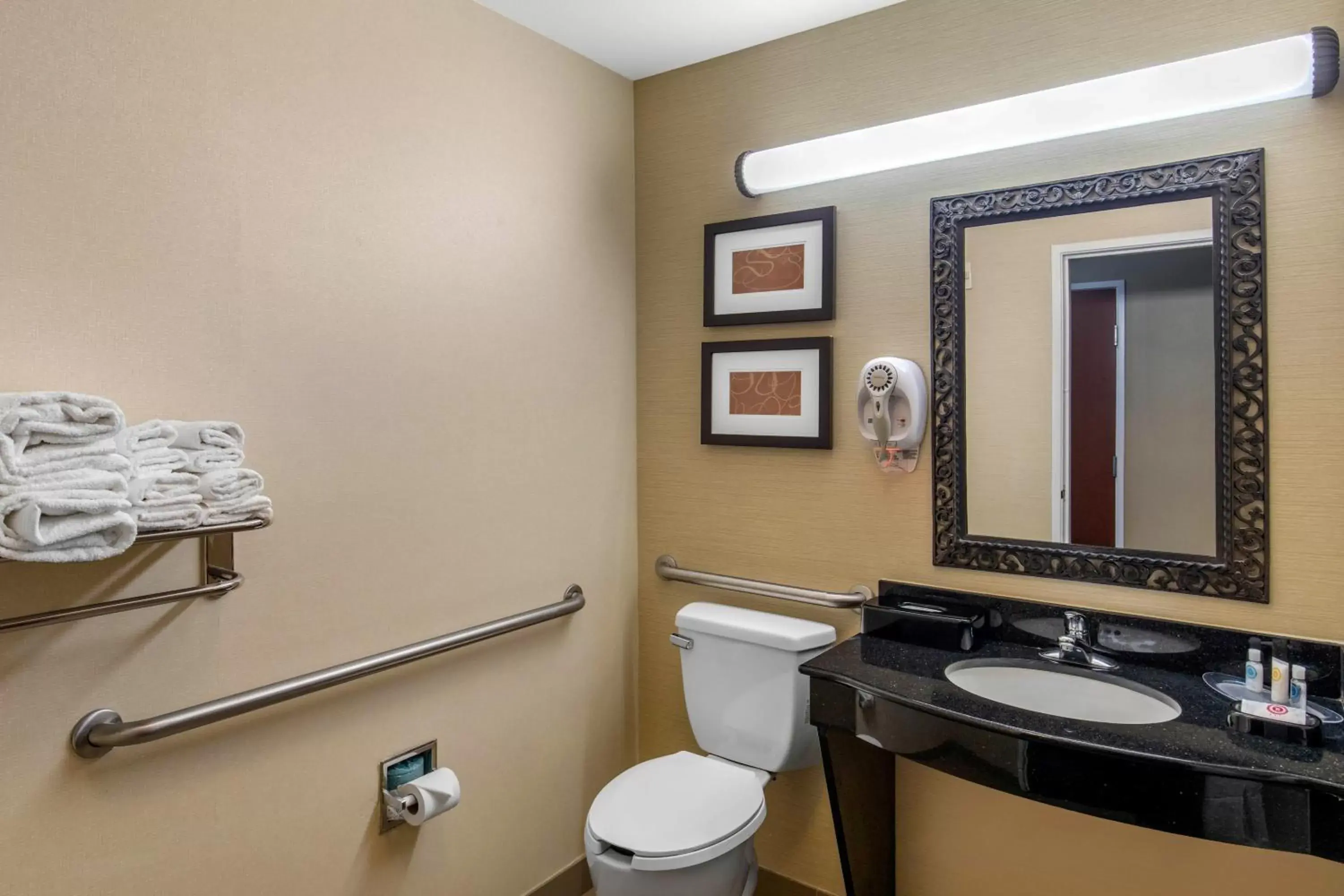 Bathroom in Comfort Suites Marshall