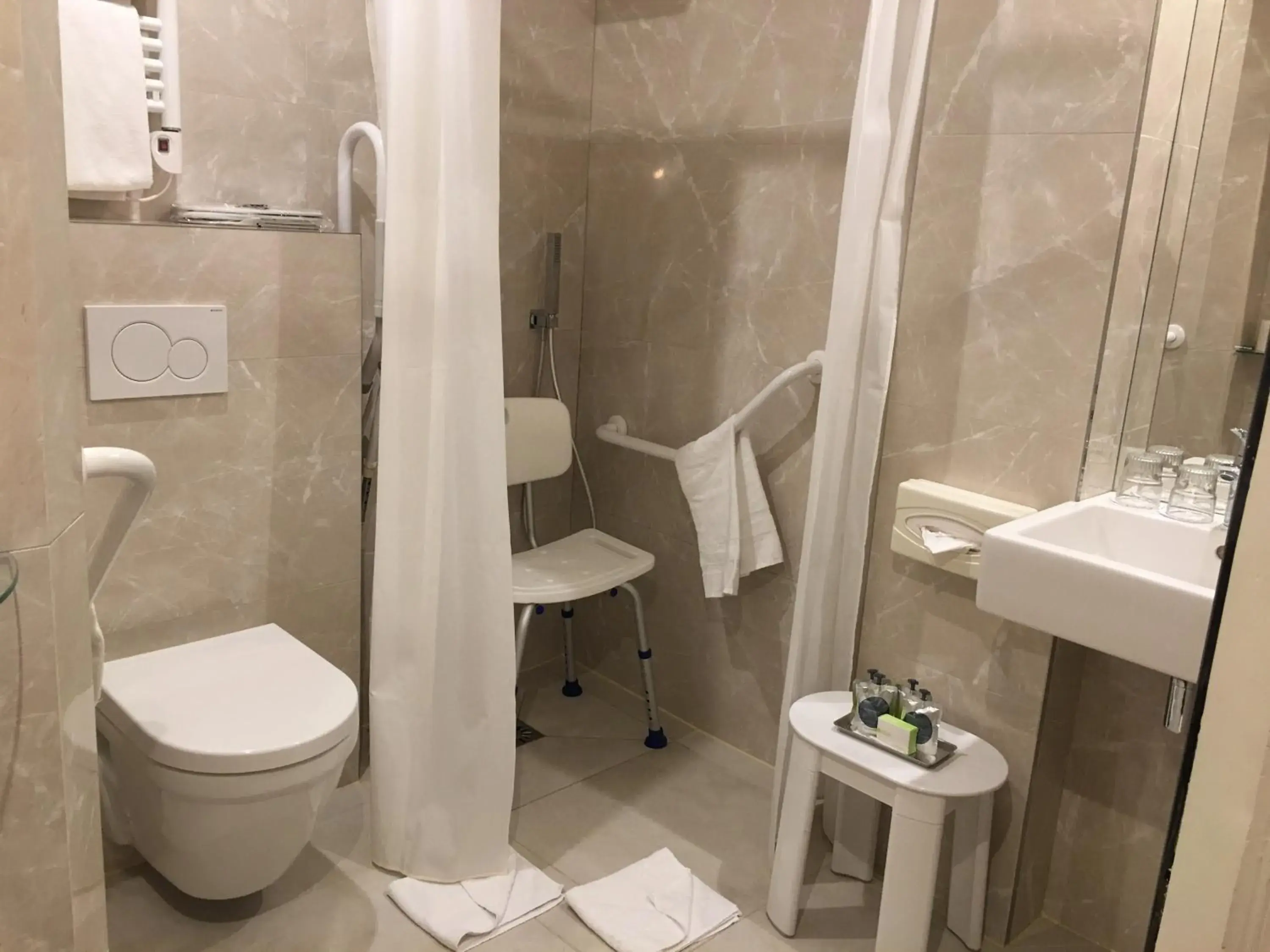 Facility for disabled guests, Bathroom in Hotel Louvre Sainte Anne