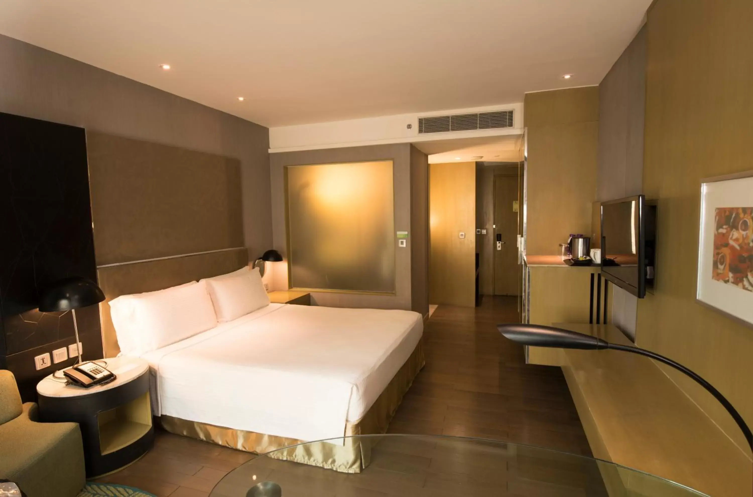 Photo of the whole room, Bed in Holiday Inn New Delhi International Airport, an IHG Hotel