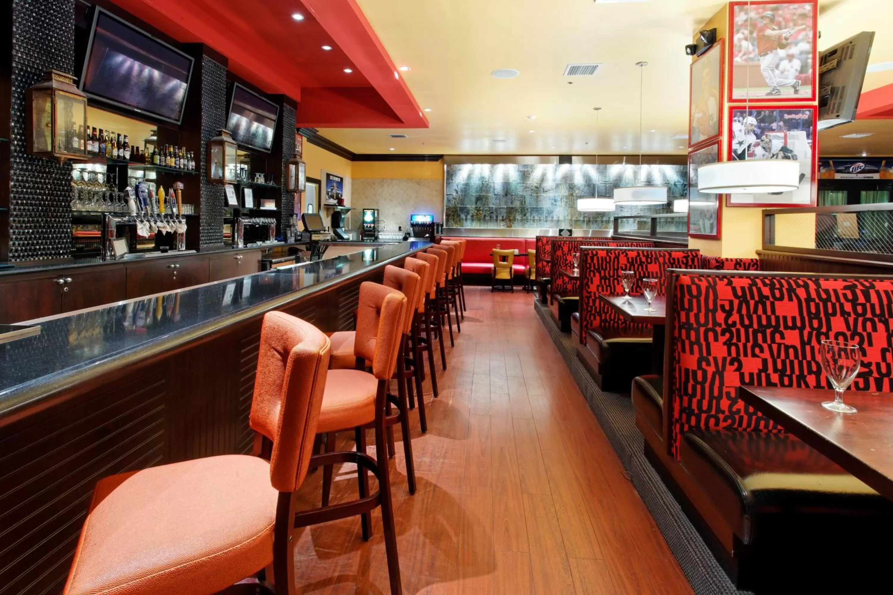 Lounge or bar in Holiday Inn Arlington Northeast by IHG