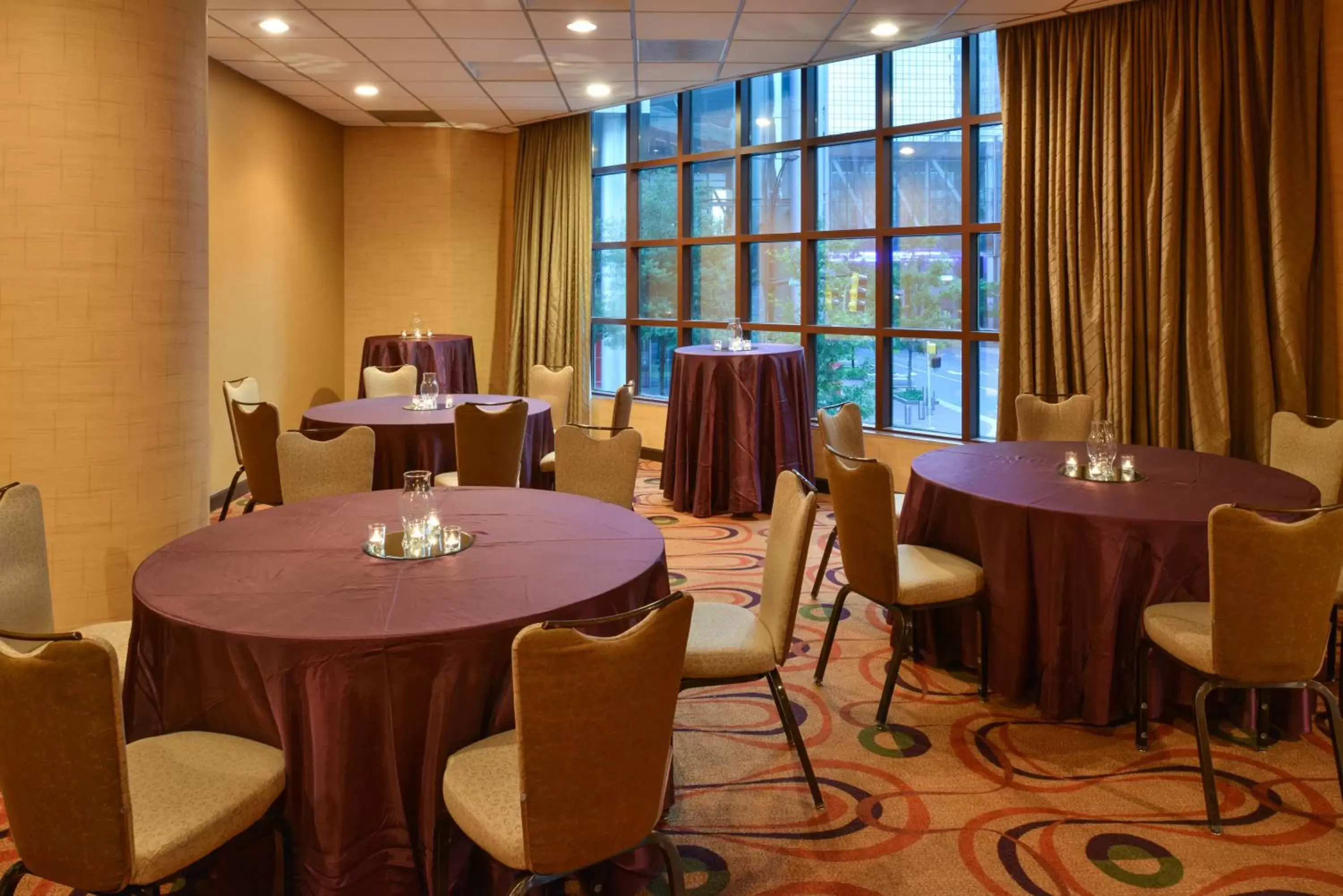 Meeting/conference room, Restaurant/Places to Eat in Holiday Inn Charlotte Center City, an IHG Hotel